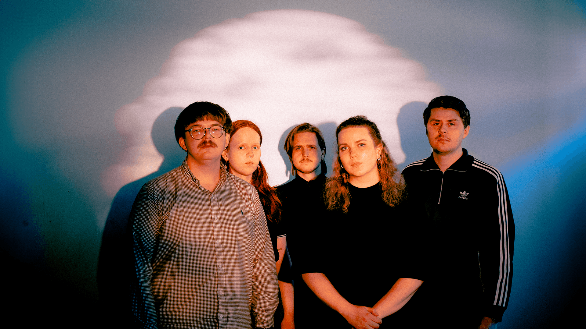 Tromsø-bandet Heave Blood & Die poserer foran vegg