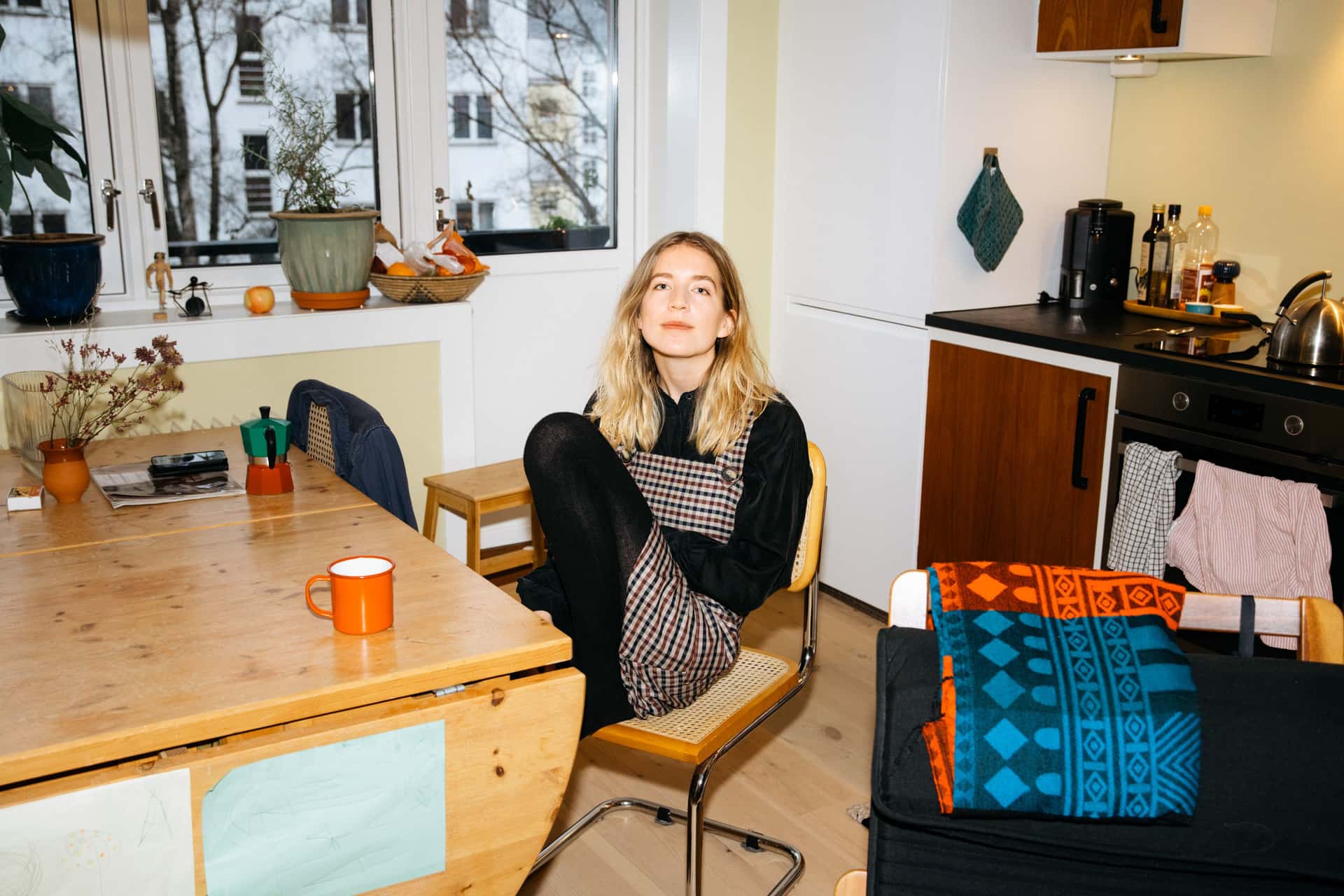 Den norske artisten Selma French sitter på kjøkkenet