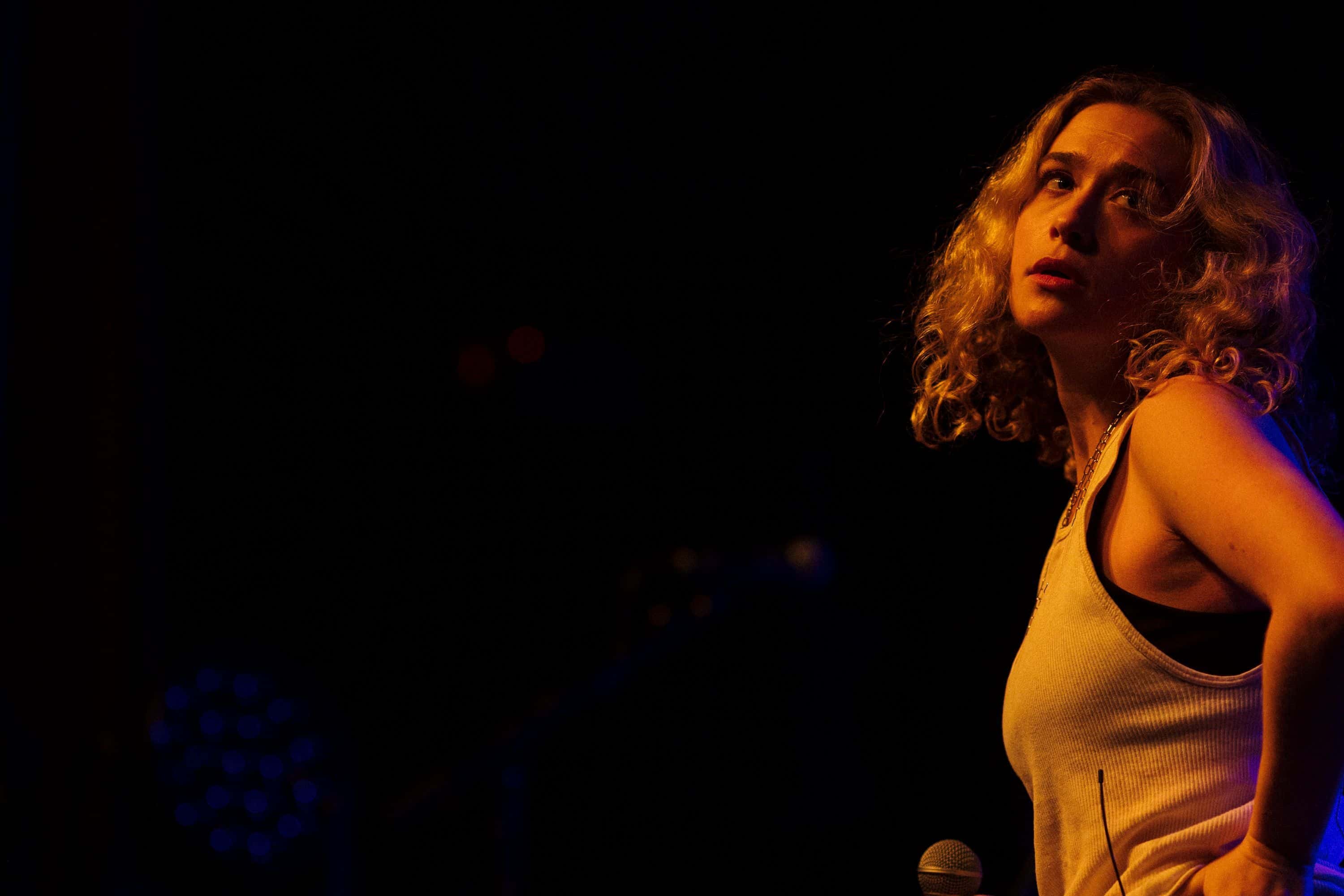 Bilde av artisten Blondshell som holder en mikrofon