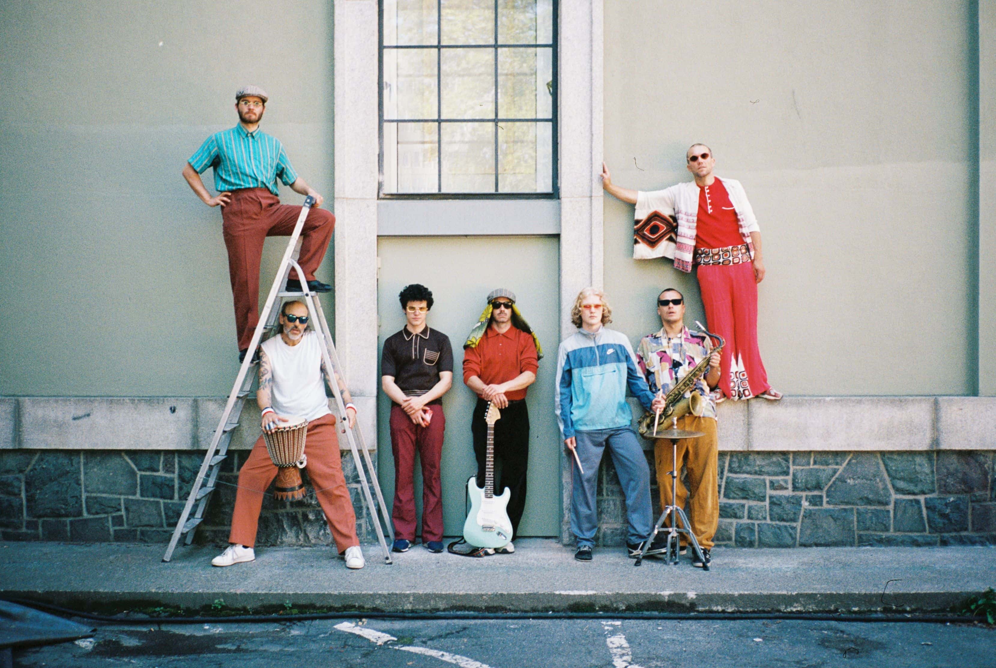 Det norske bandet Flammer Dance Band opp langs en vegg