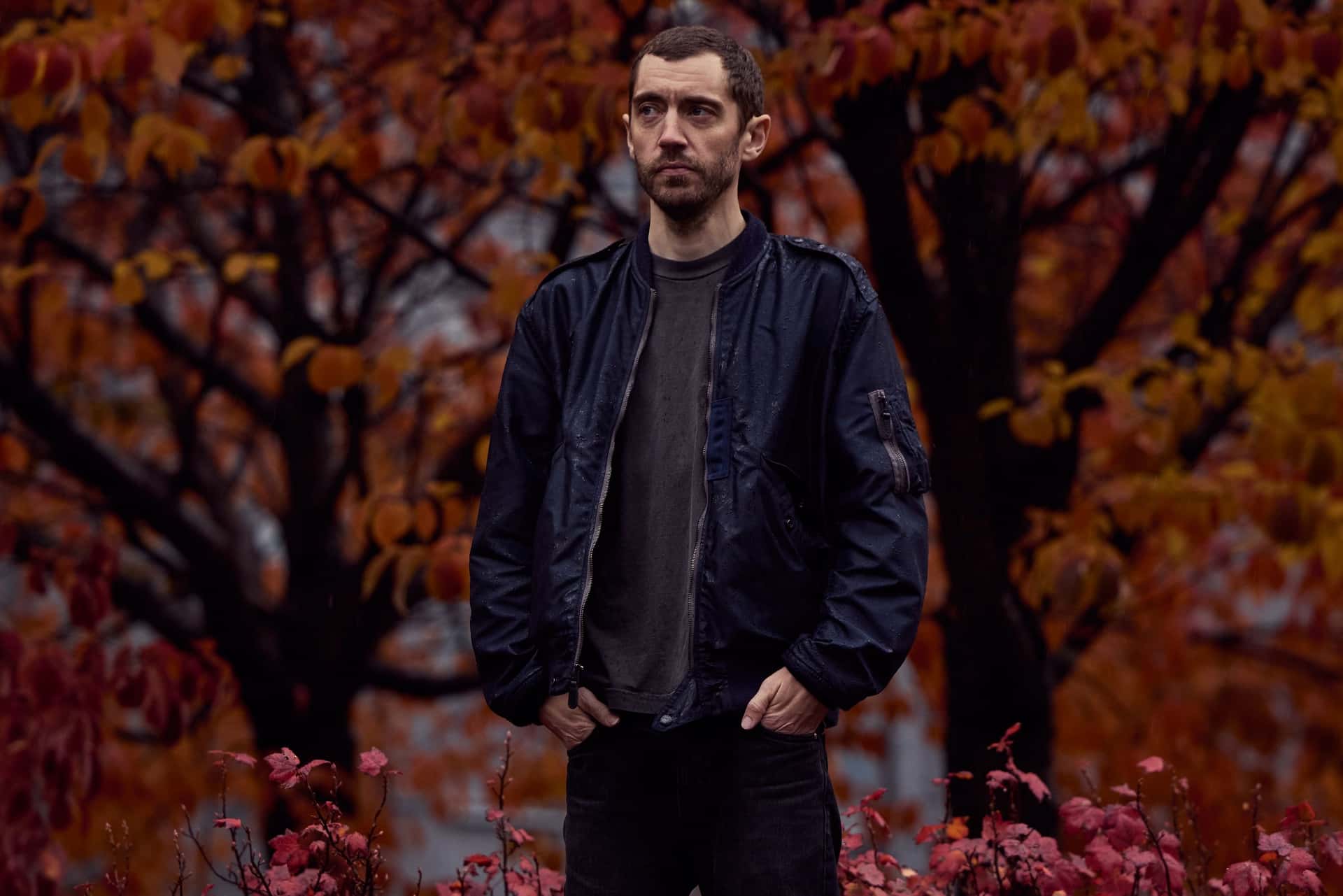 DJ Matt Karmil i høstskogen