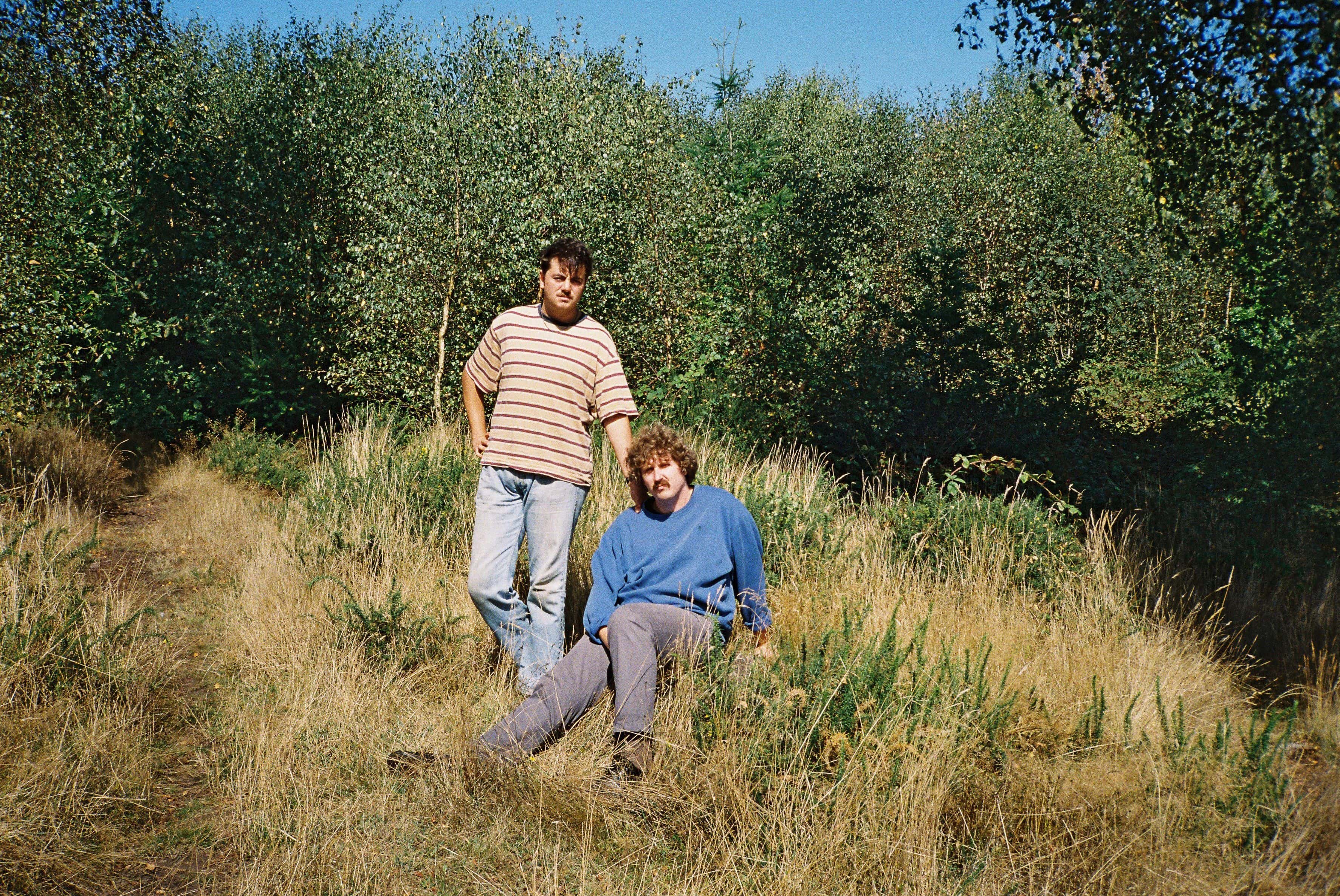 Den britiske duoen Getdown Services, som spiller på Øyanatt, i skogen