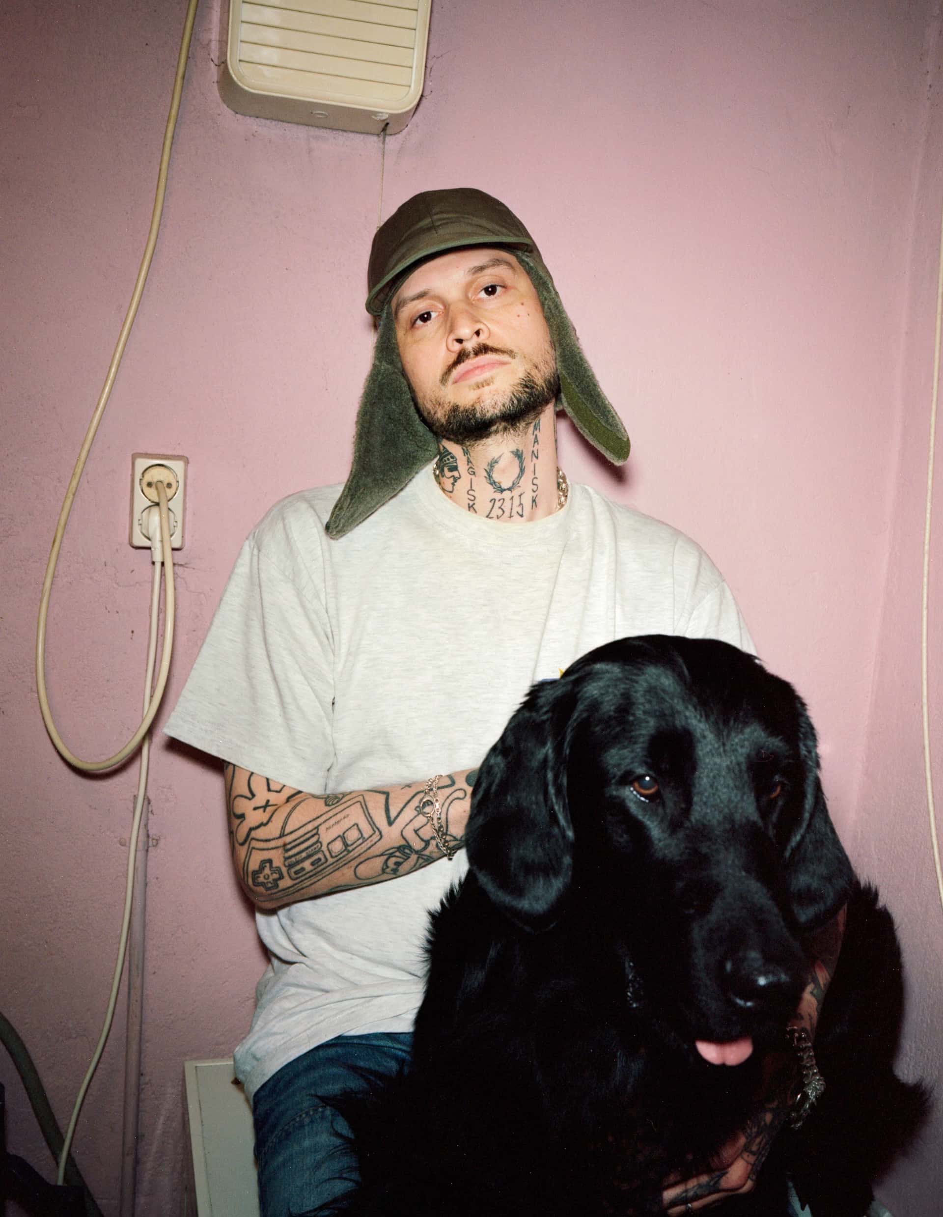 Den norske artisten Stig Brenner, med hund