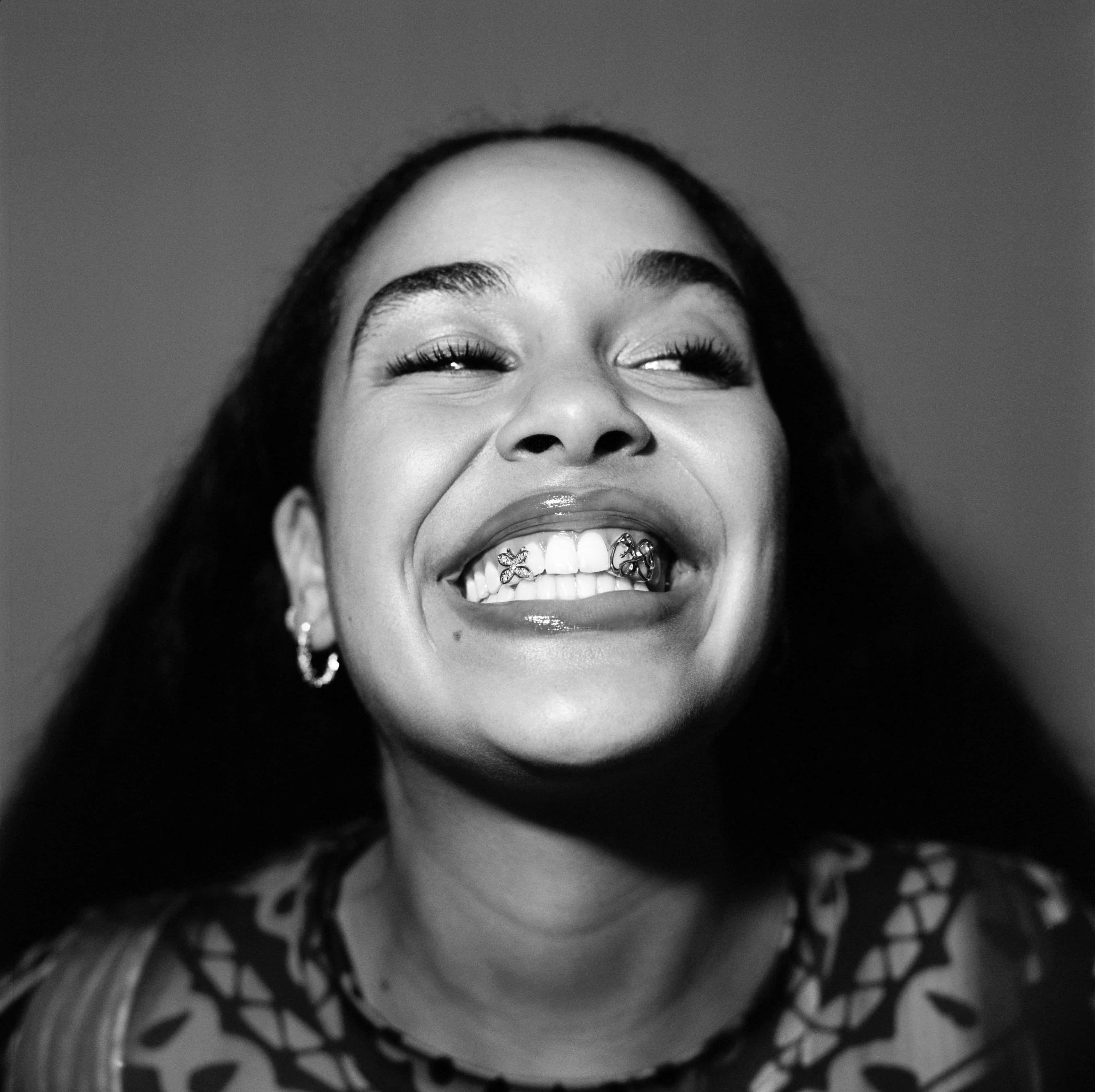 Foto av den britiske artisten Jorja Smith