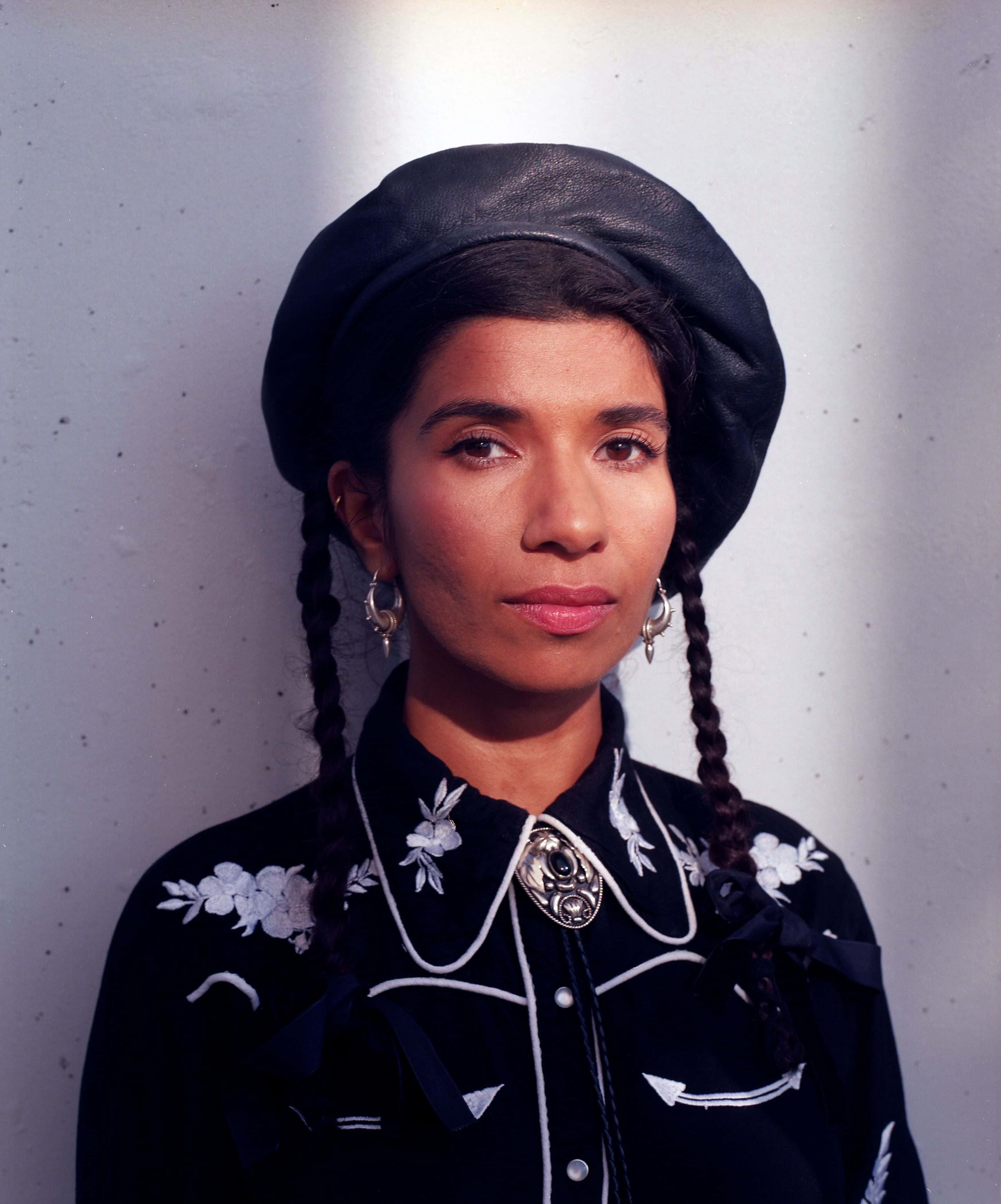 Portrettfoto av artisten Nabihah Iqbal