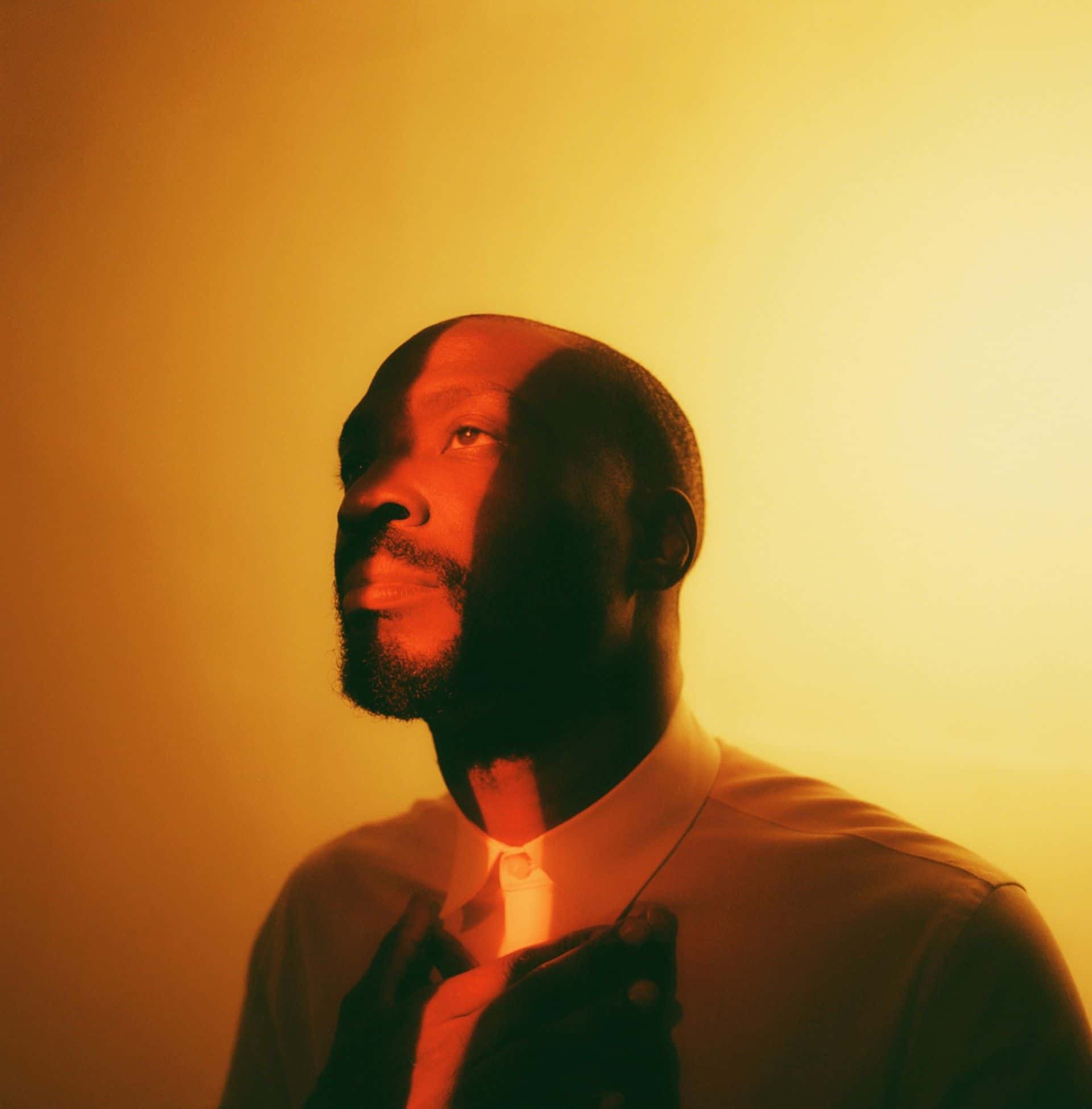 Den britisk-nigerianske artisten Joshua Idehen får lys i ansiktet