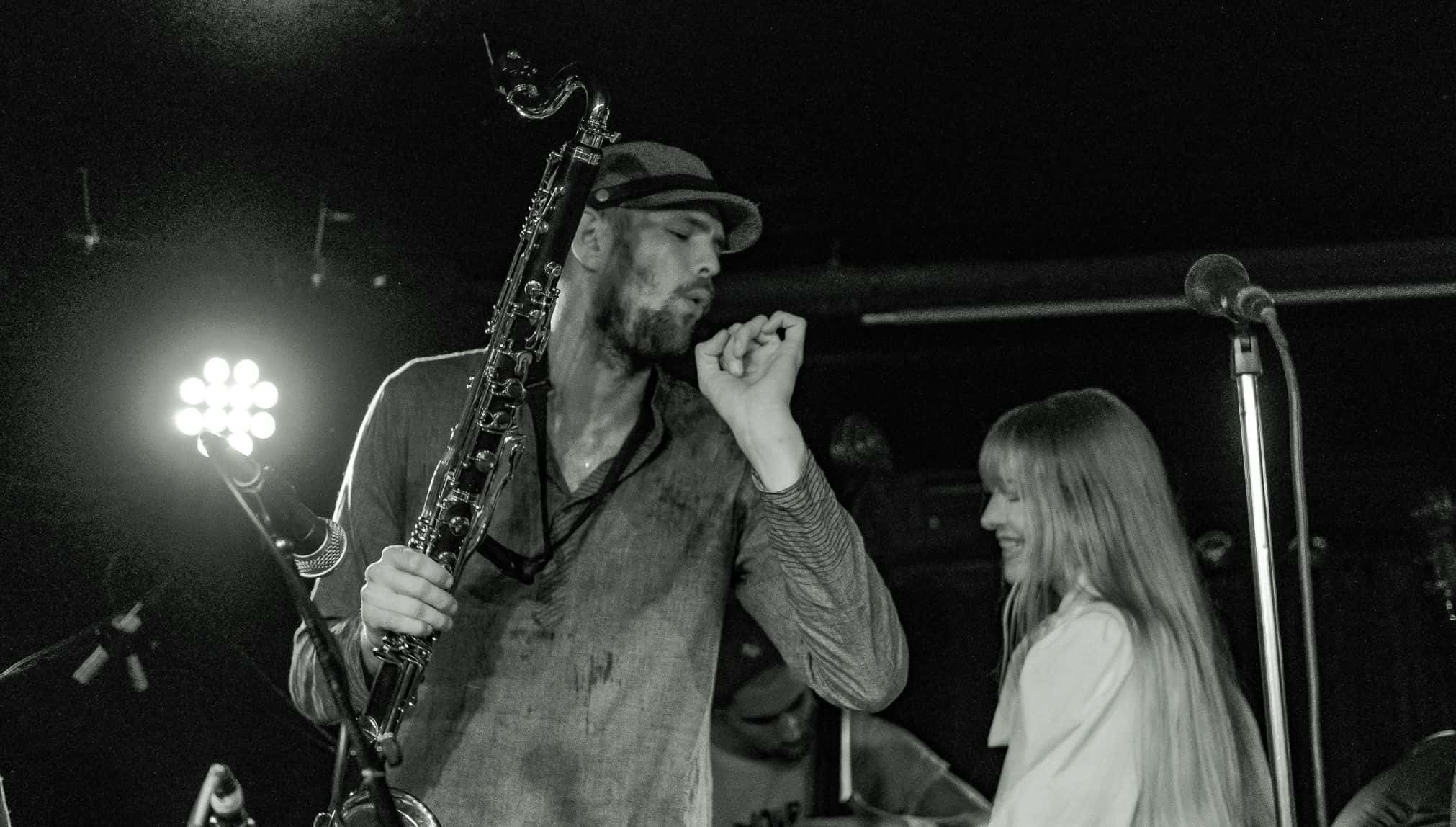 Bandleder Andreas Røysum på scena