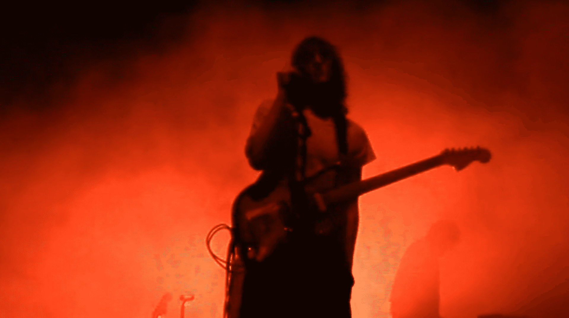 Den amerikanske artisten Mk.gee på scenen