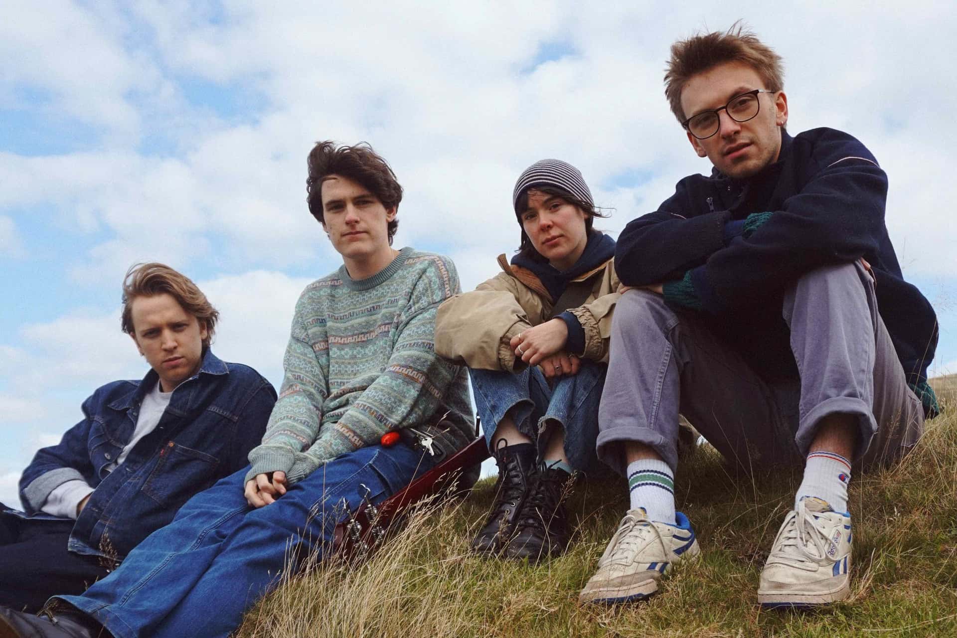 Det engelske bandet Westside Cowboy sitter i ei eng