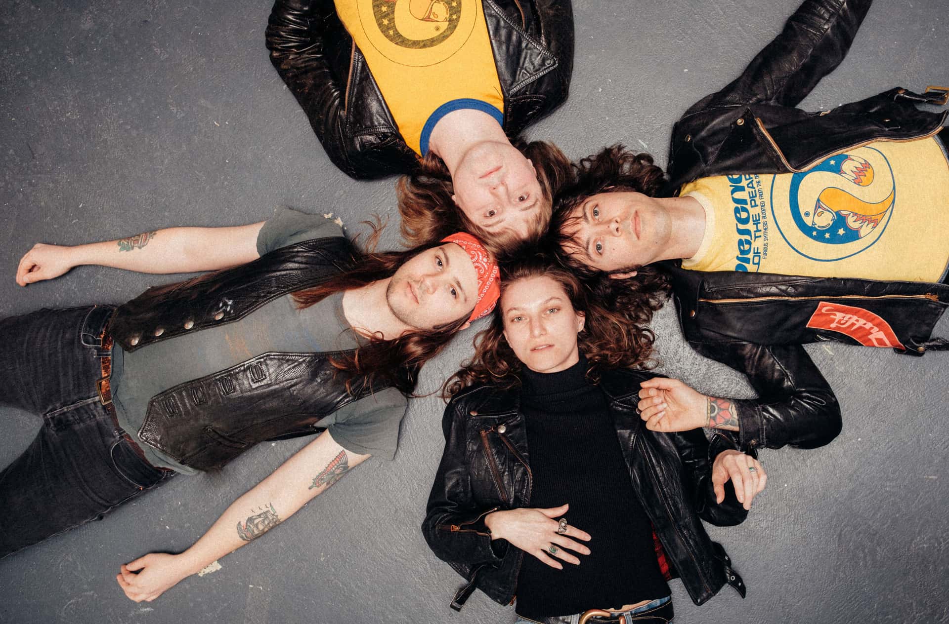 Det canadiske bandet Daniel Romano's Outfit ligger på gulvet