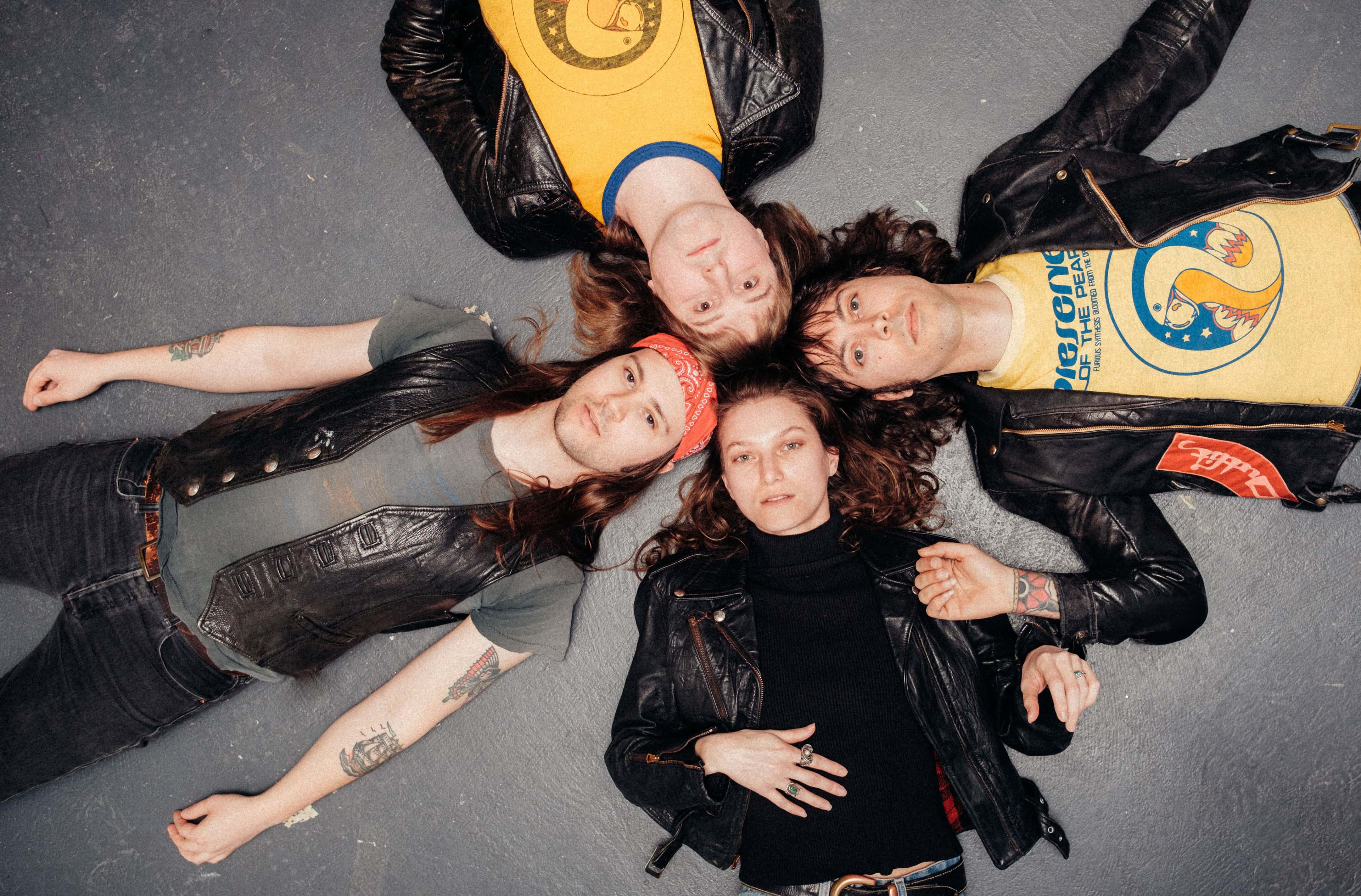 Det canadiske bandet Daniel Romano's Outfit ligger på gulvet