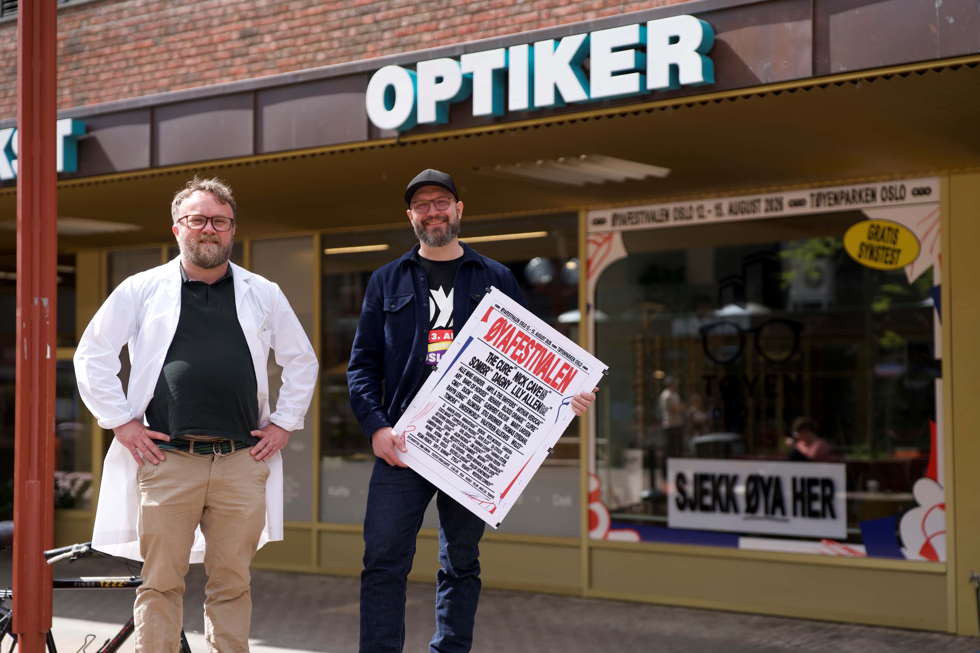 Optiker Philip Telle og Øyafestivalens daglig leder Henry Leeves