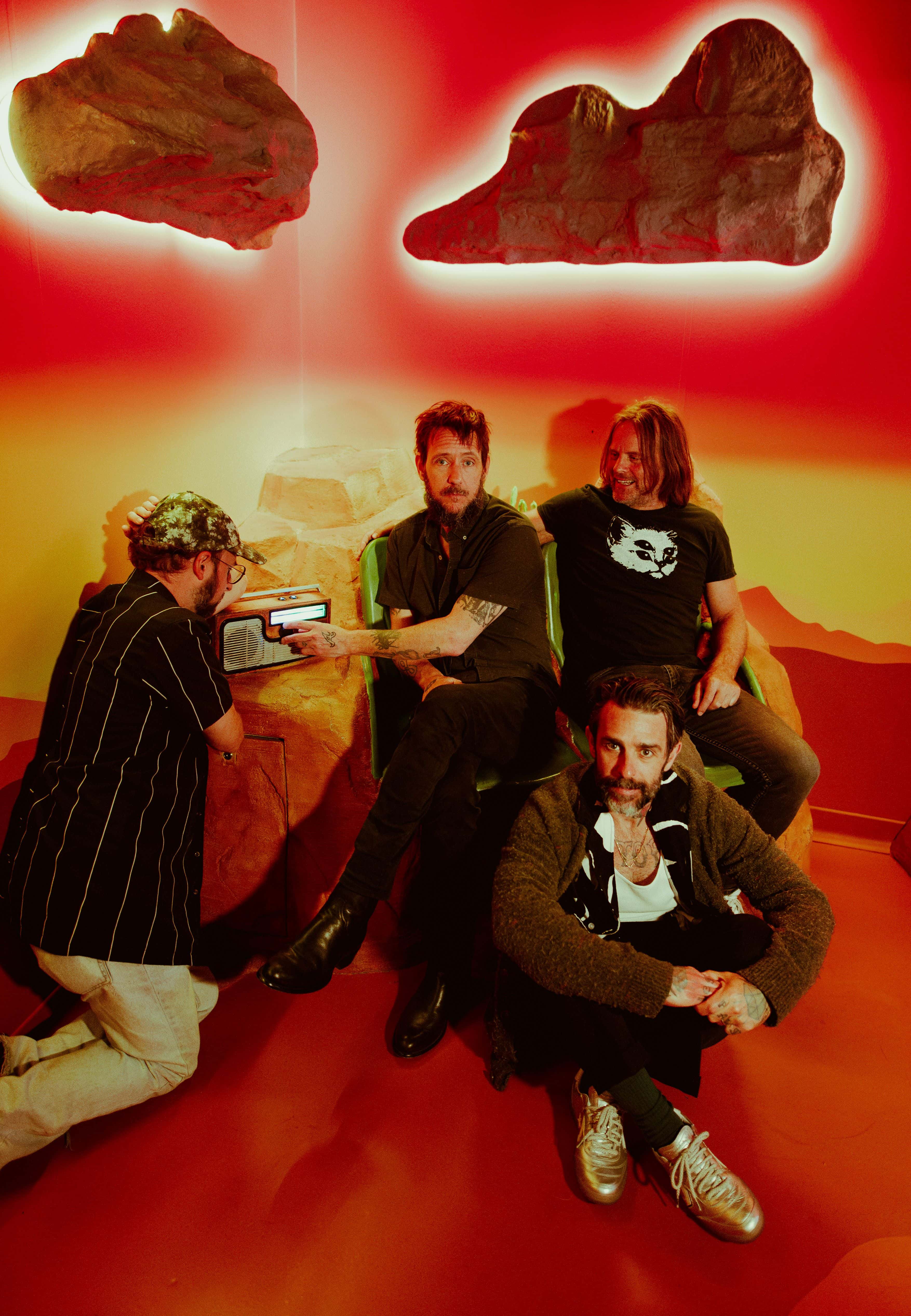 Det amerikanske bandet Band of Horses hører på radio