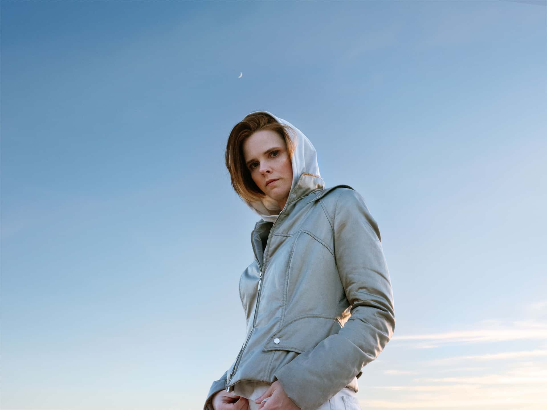 Den amerikanske artisten Cassandra Jenkins, foran en blå himmel