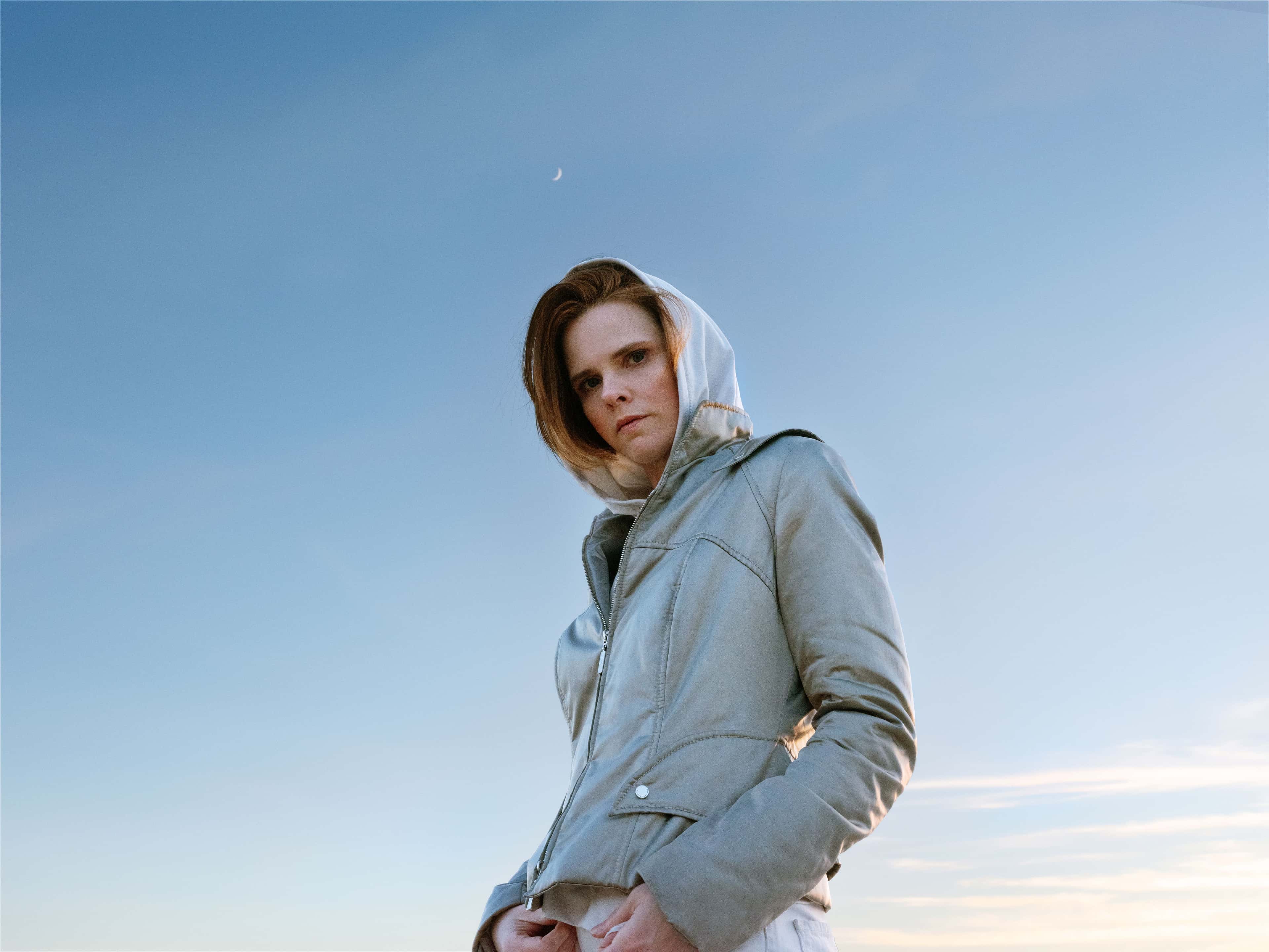 Den amerikanske artisten Cassandra Jenkins, foran en blå himmel