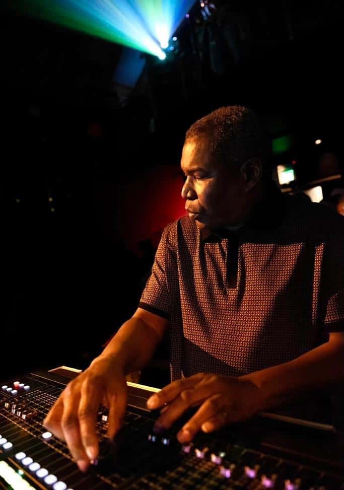 Den jamaikanske DJen Scientist i aksjon