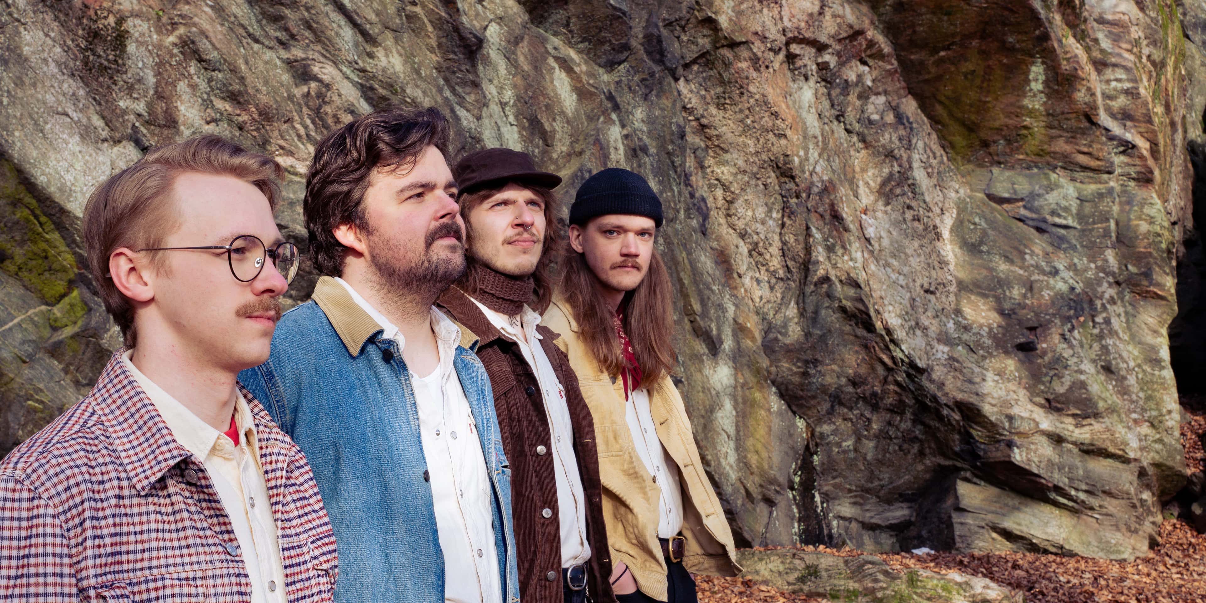 Det norske bandet Norma med ryggen mot et fjell