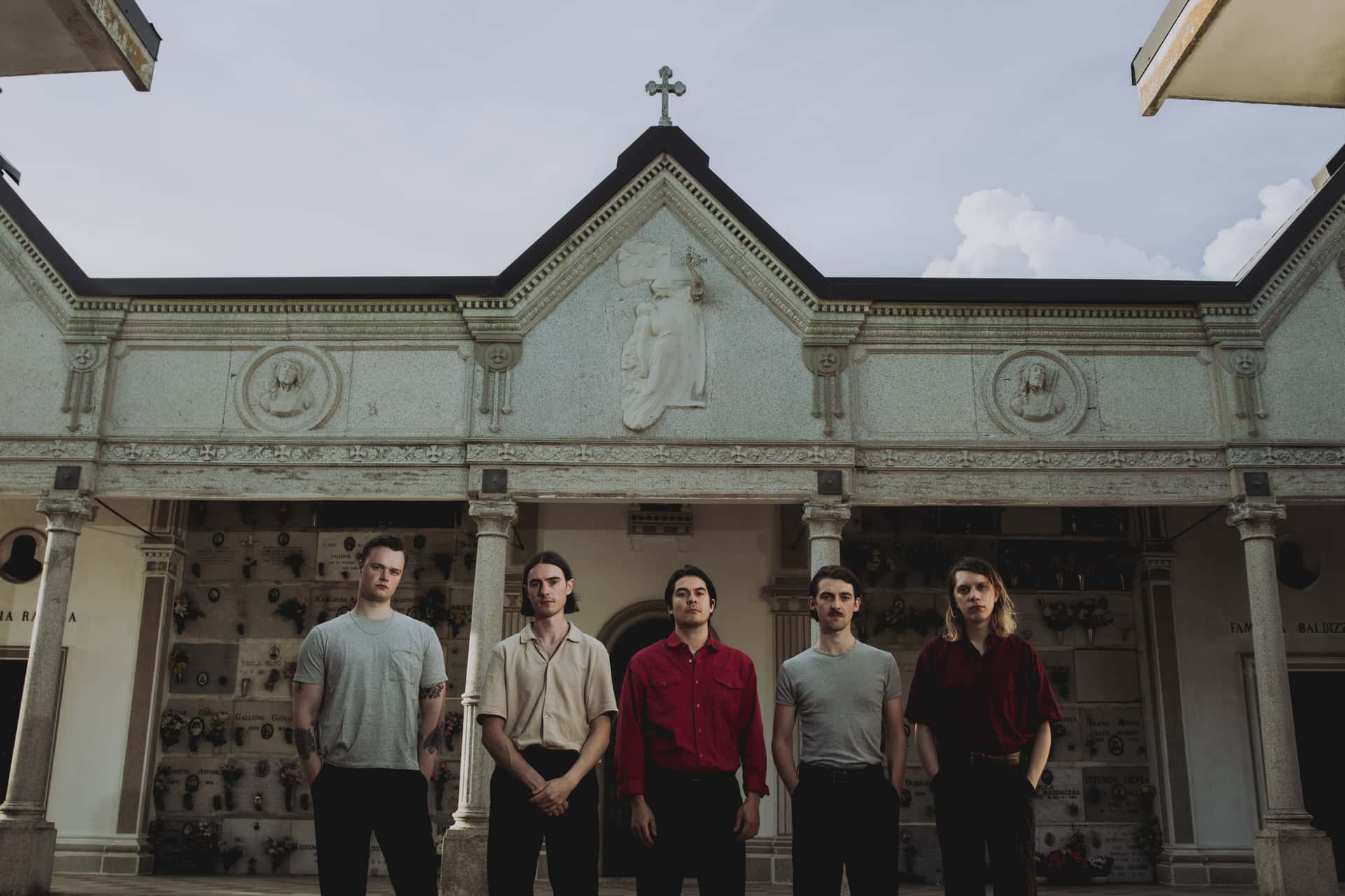 Bandet Honningbarna utenfor et gammelt bygg