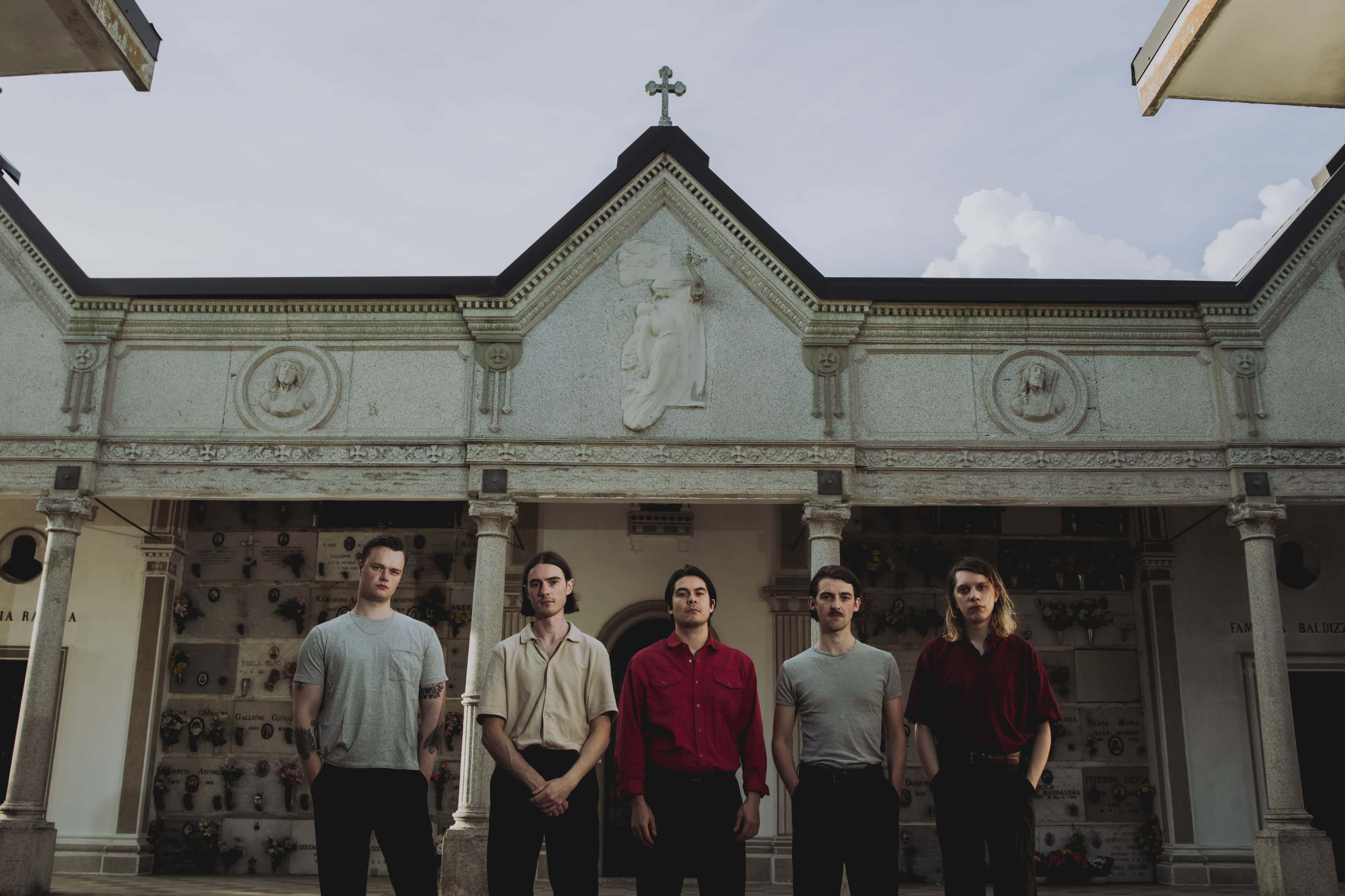 Bandet Honningbarna utenfor et gammelt bygg