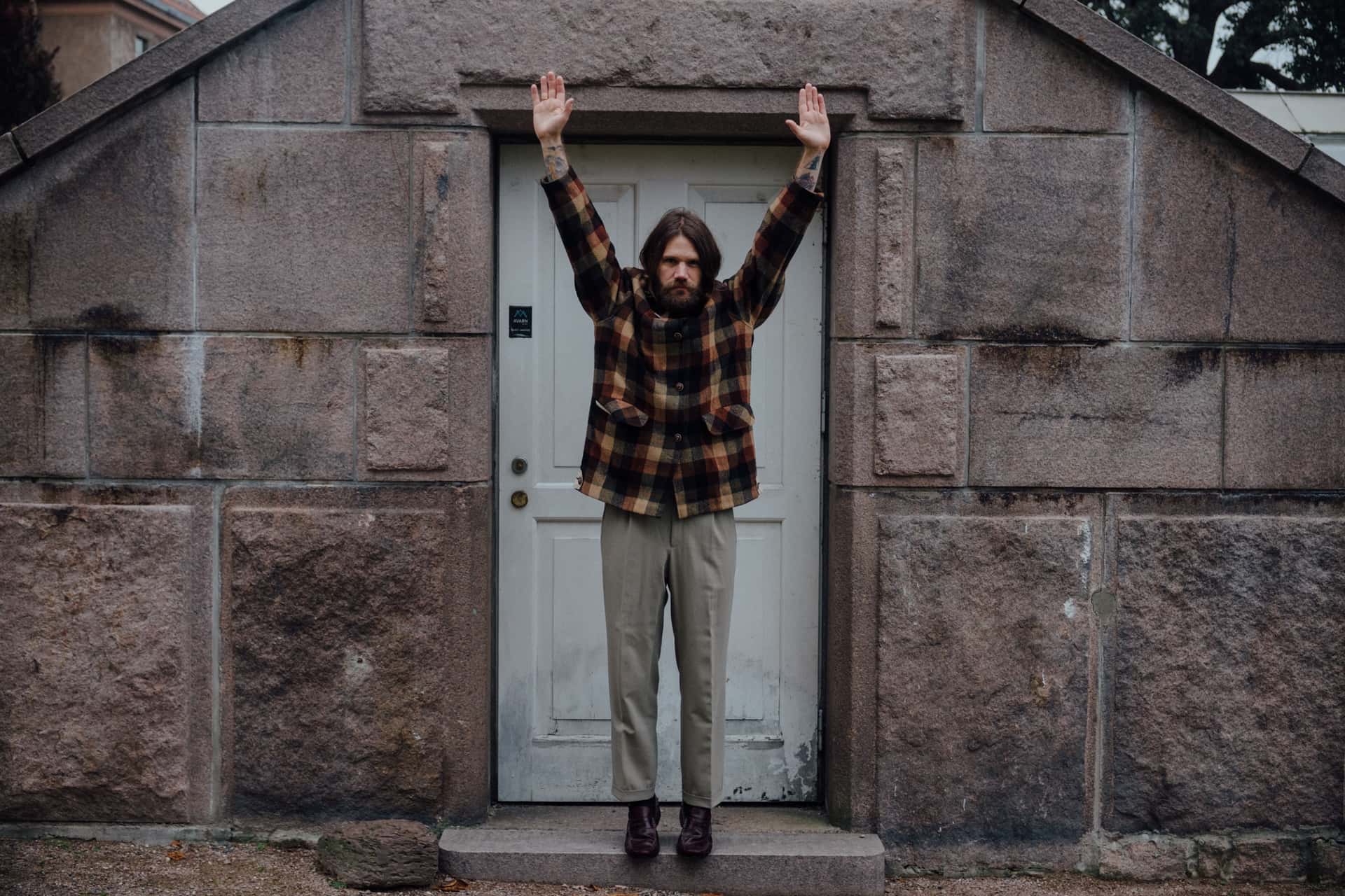 Vidar Landa, nå kjent som King Husky, står utenfor en dør