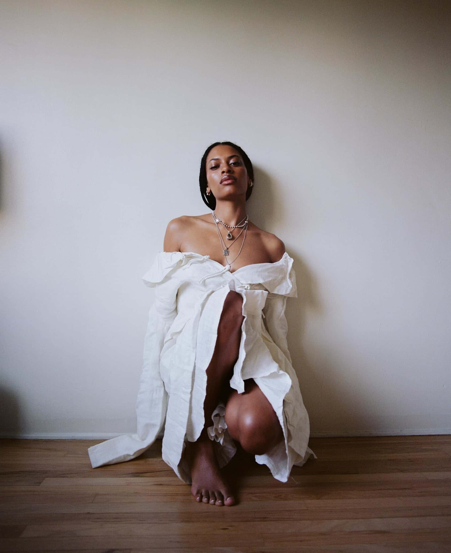 Den amerikanske artisten Annahstasia lener seg mot en vegg