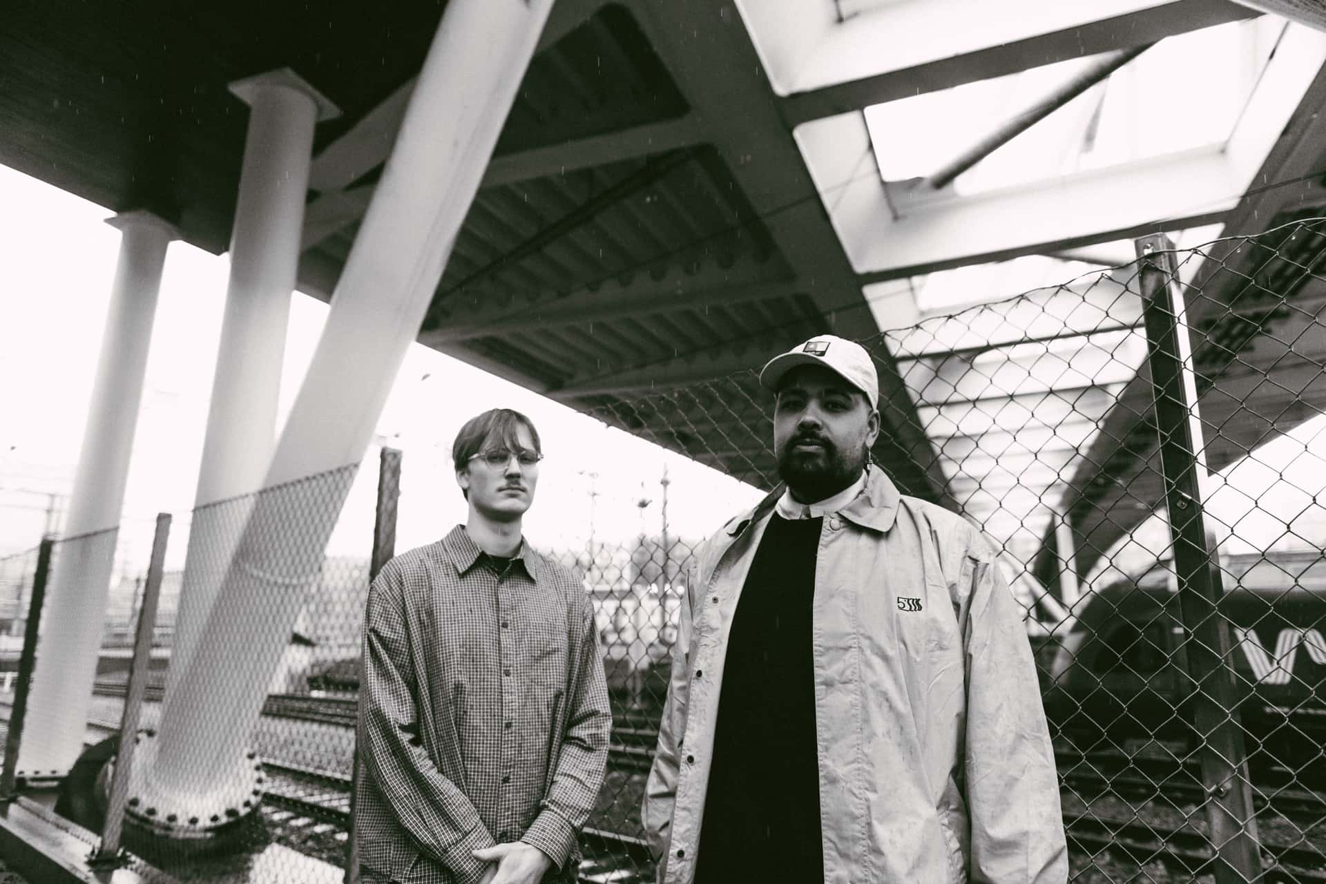 Den norske duoen Nom De Guerre, under en bro