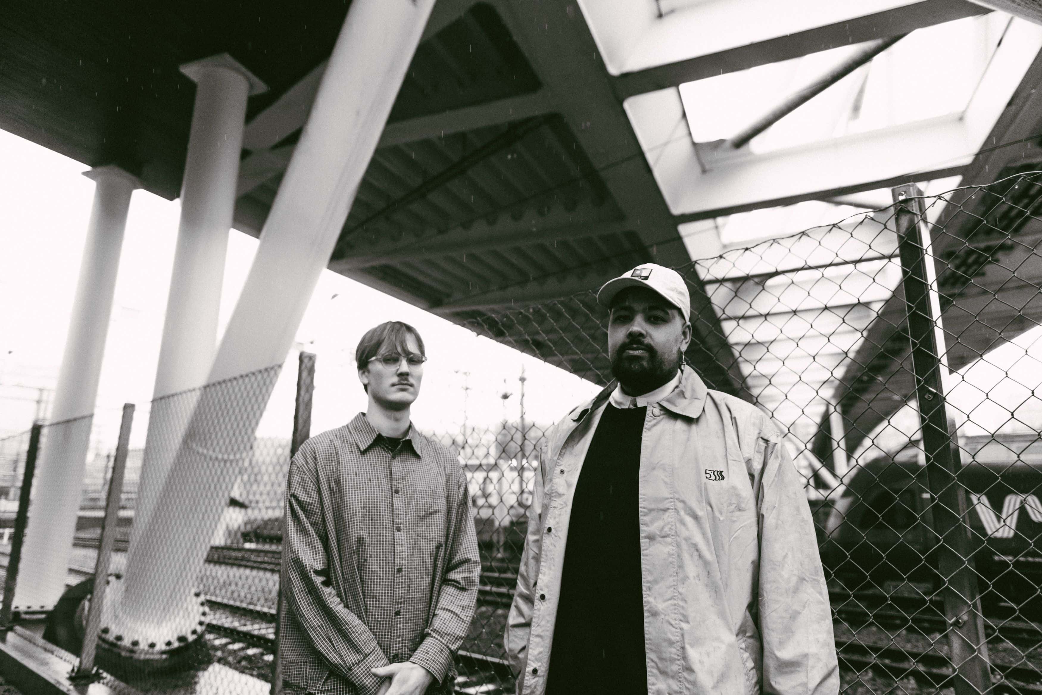 Den norske duoen Nom De Guerre, under en bro