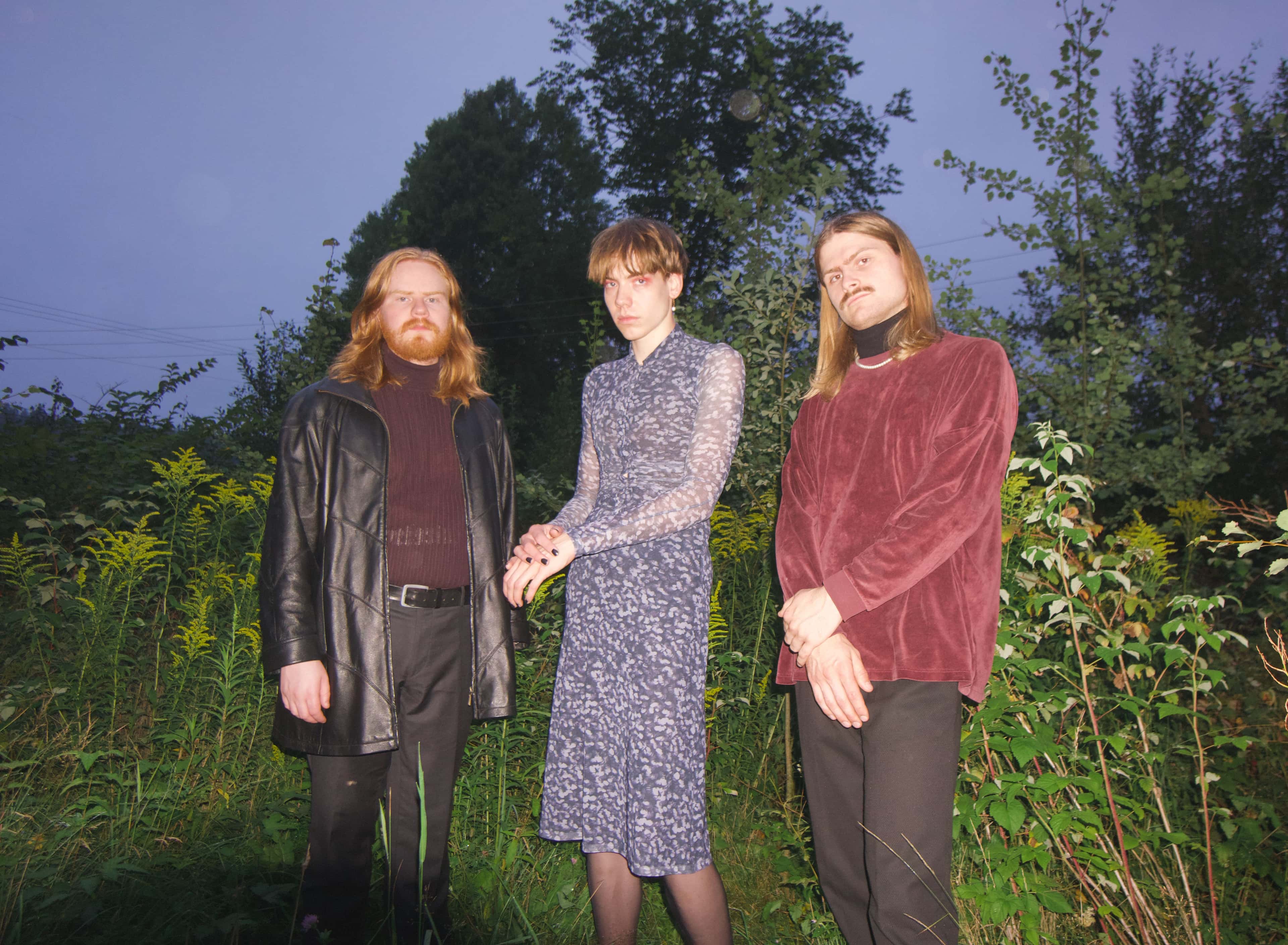 Bilde av trioen Rosa Faenskap ute i naturen