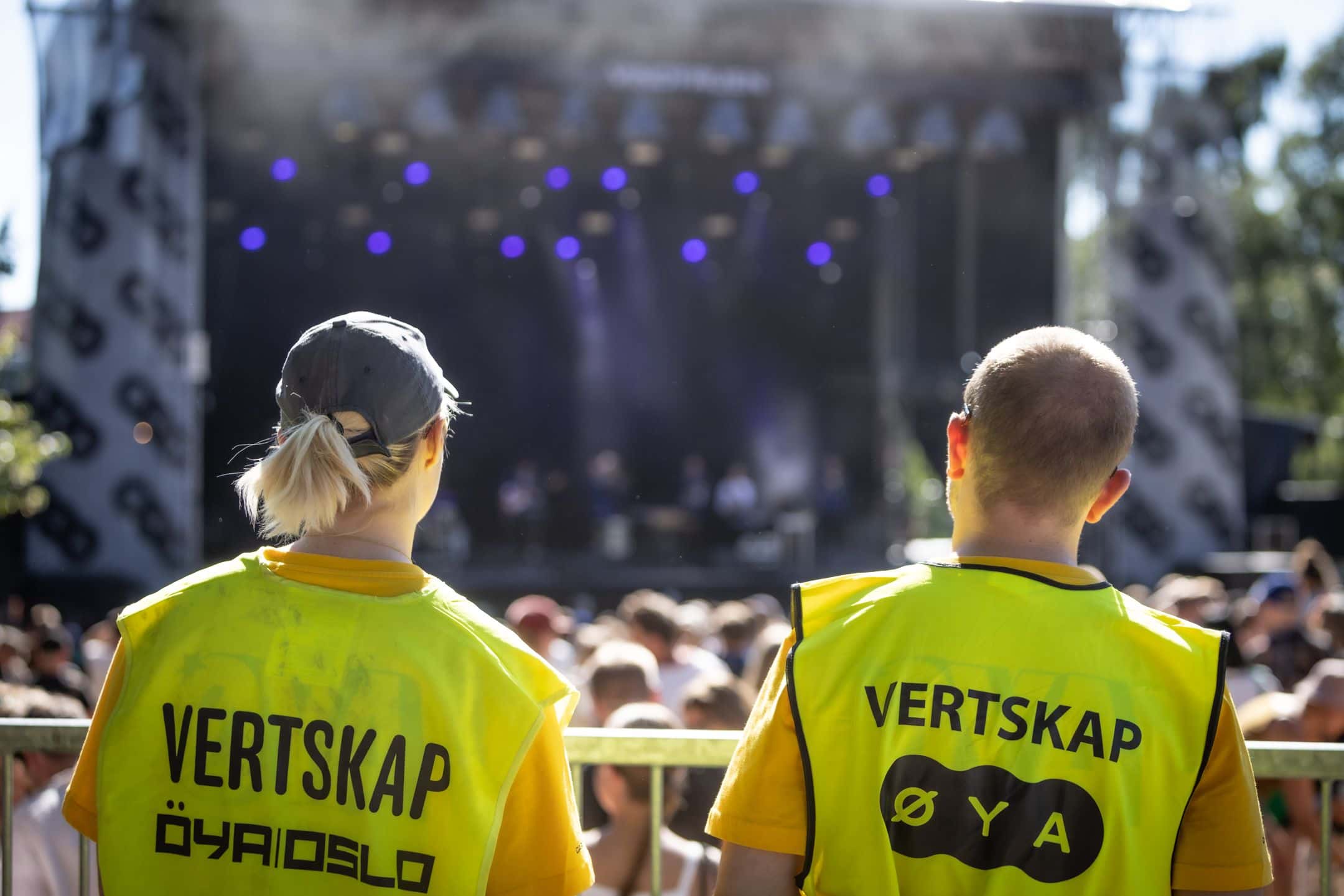 To frivillige på festivalområdet