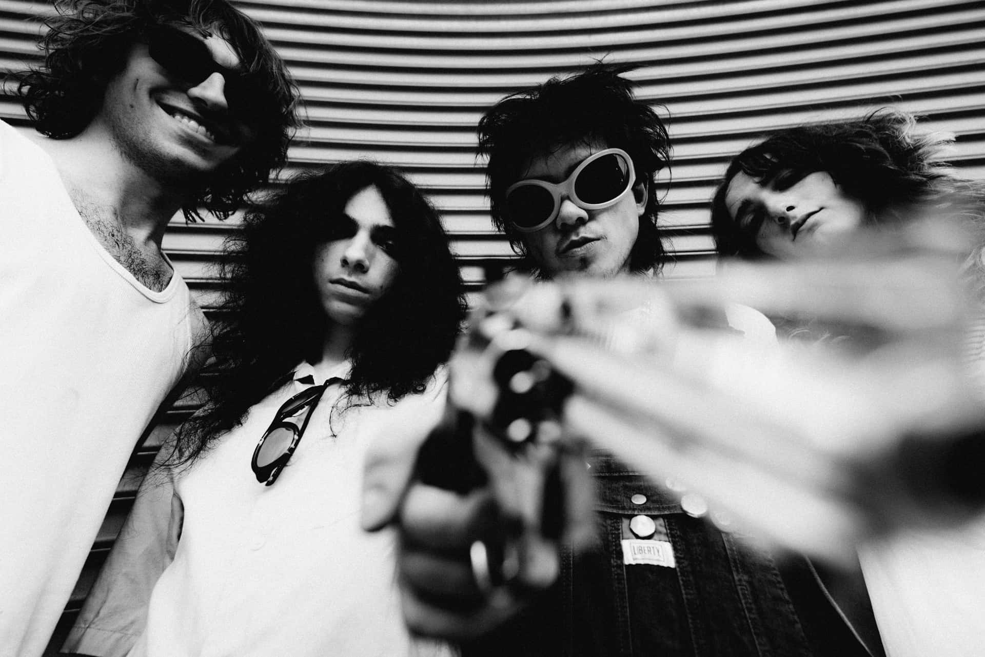 Det amerikanske bandet Geese, med en revolver