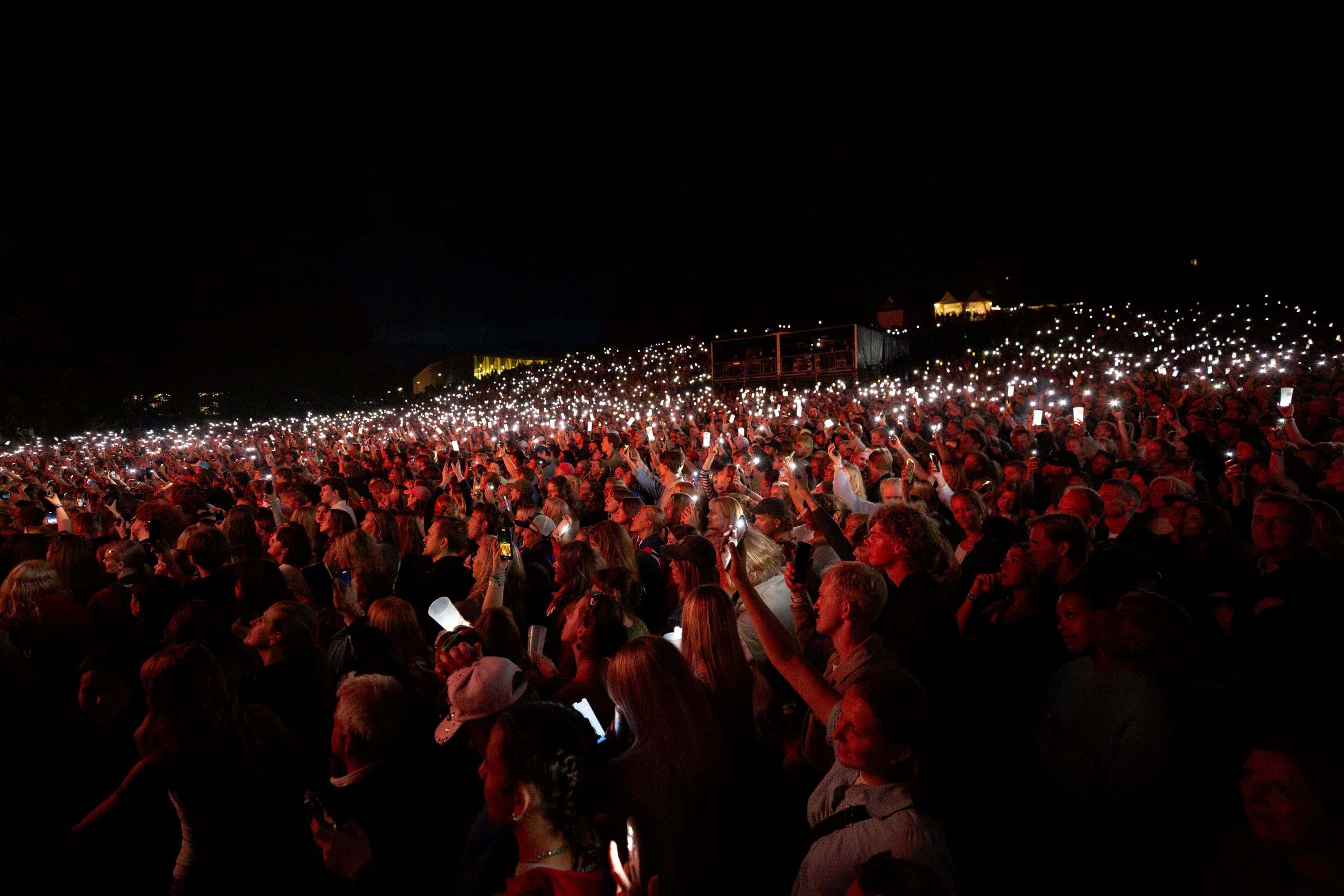Publikum i Amfiet, på kvelden, under Øya 2024