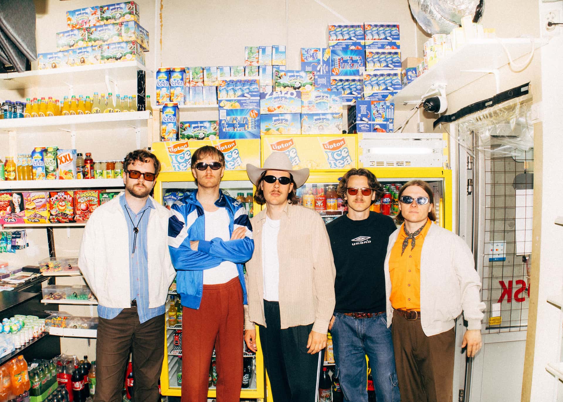 Ole Kirkeng og bandet hans i en butikk