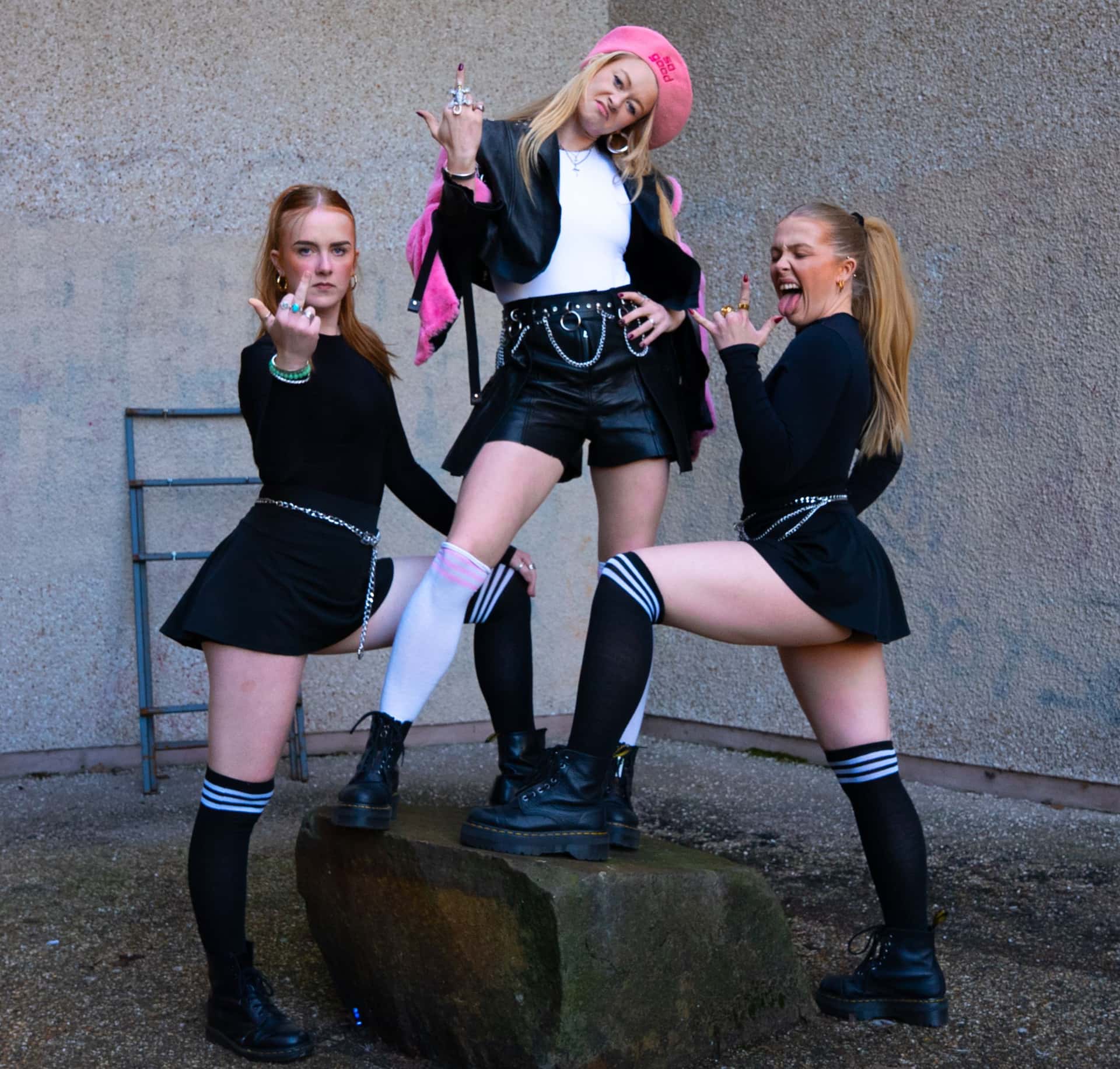 Den britiske trioen So Good, som spiller på Øyanatt