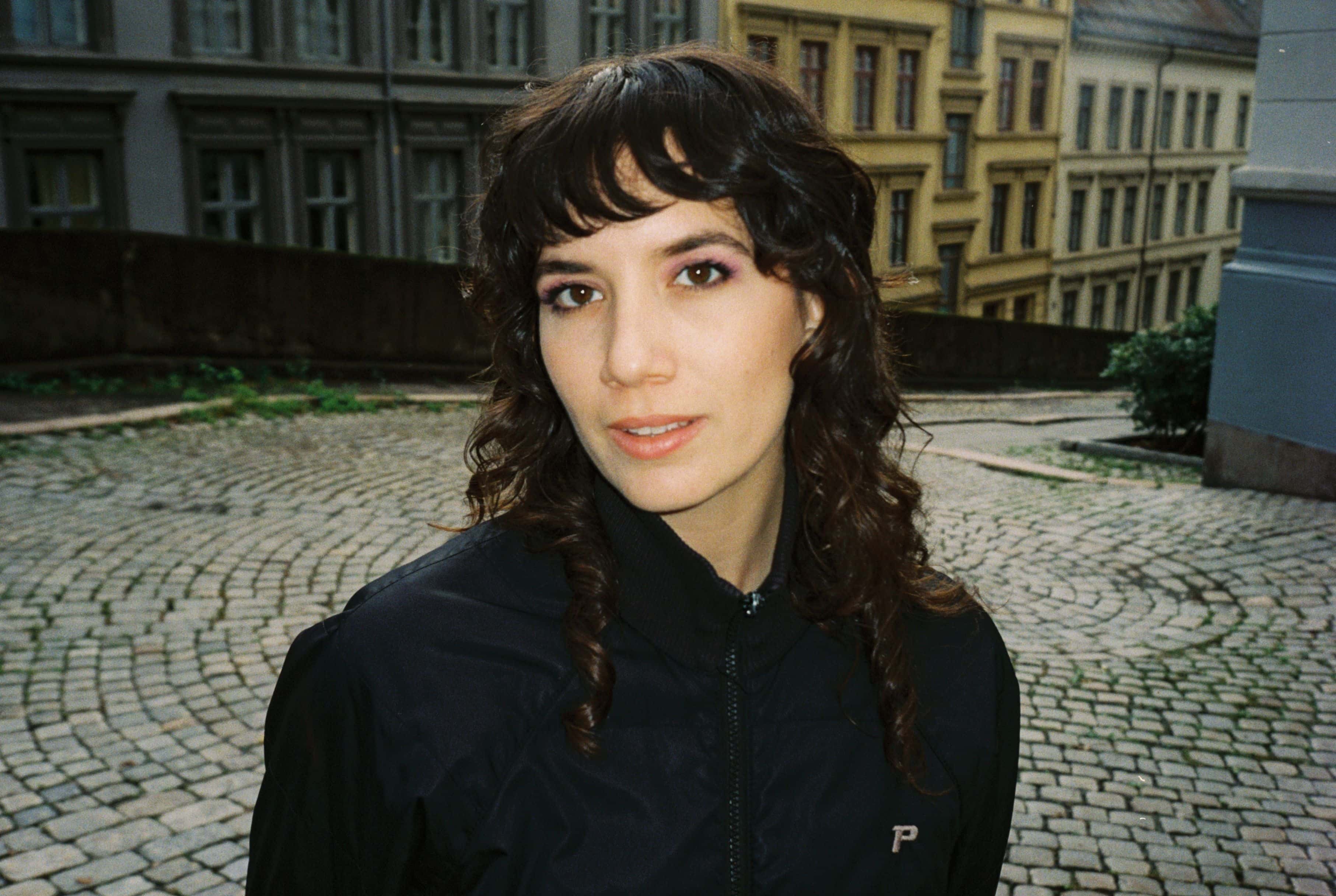 Artisten Beth McBride mellom bygårder