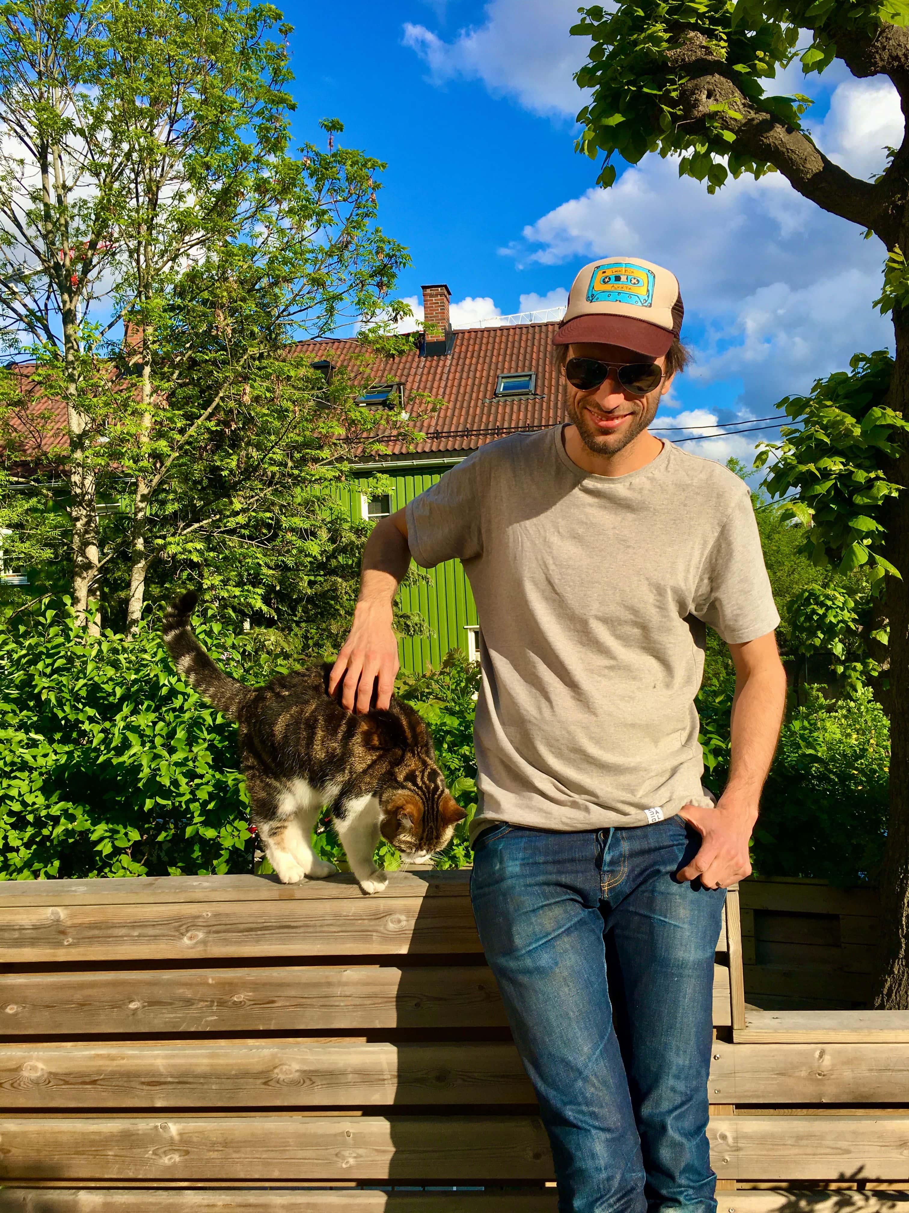 Artisten Lindstrøm koser med en katt