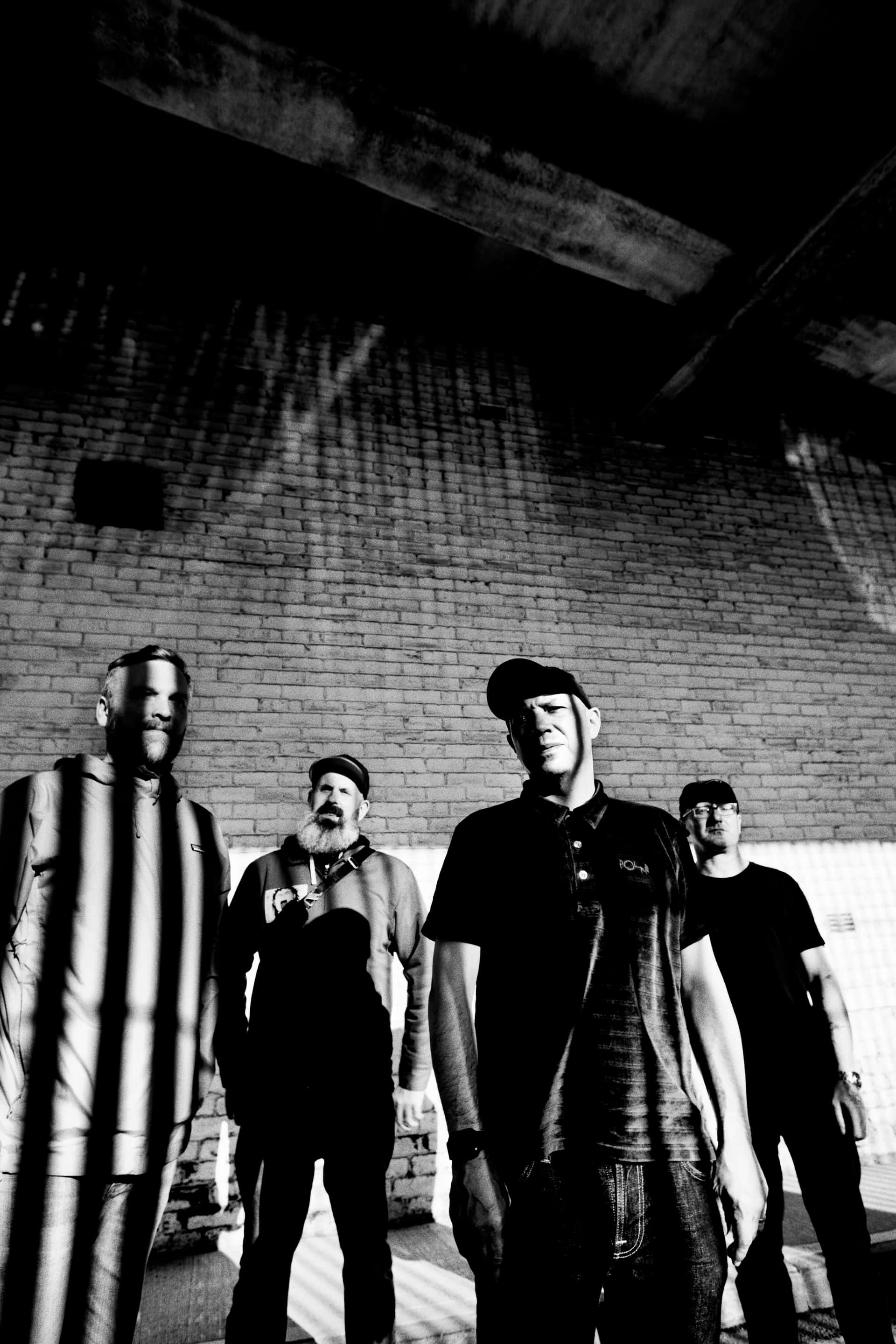 Det skotske bandet Mogwai foran en murvegg