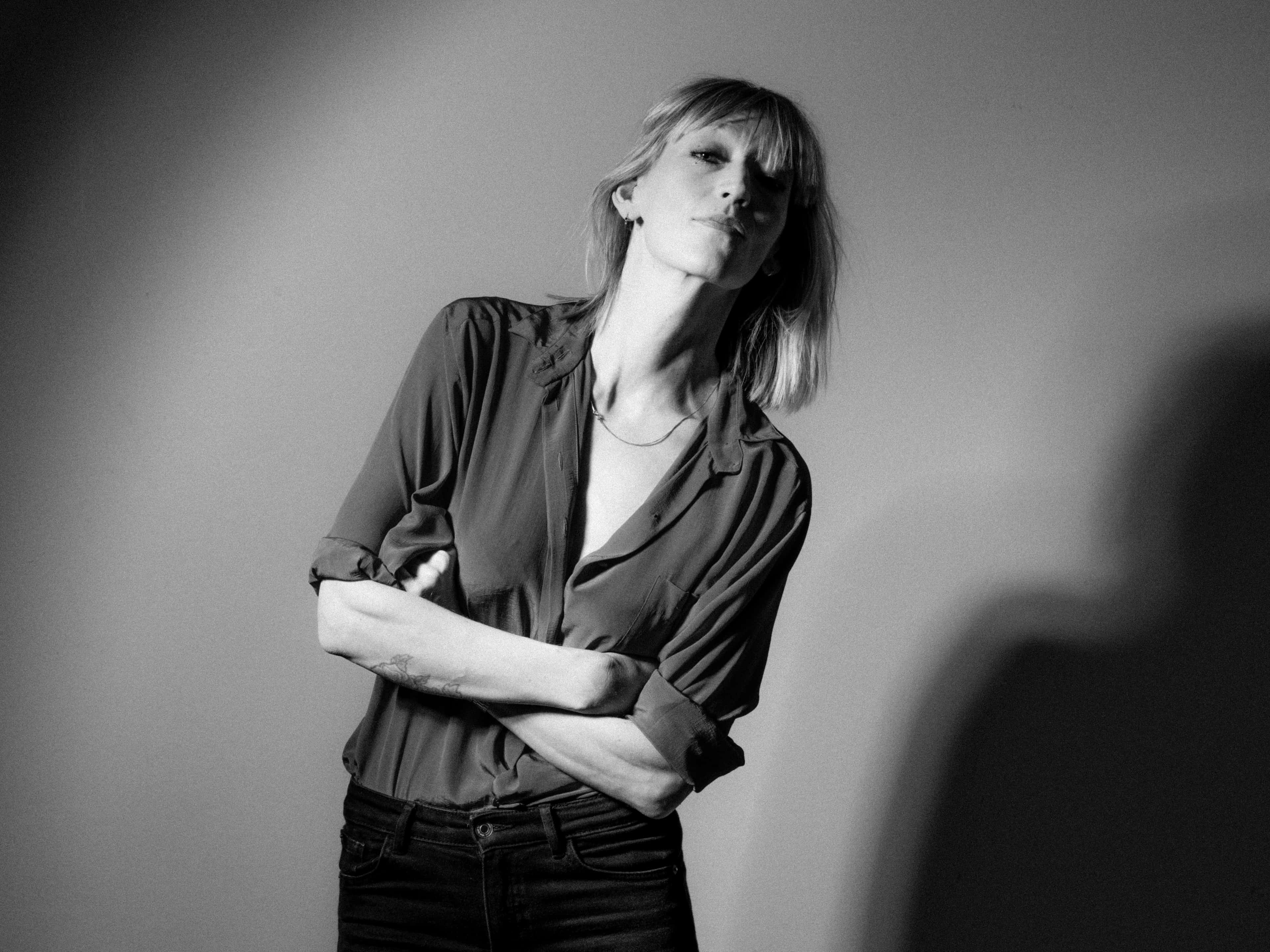 Svart-hvitt portrettfoto i halvtotal av artisten Hilma Nikolaisen