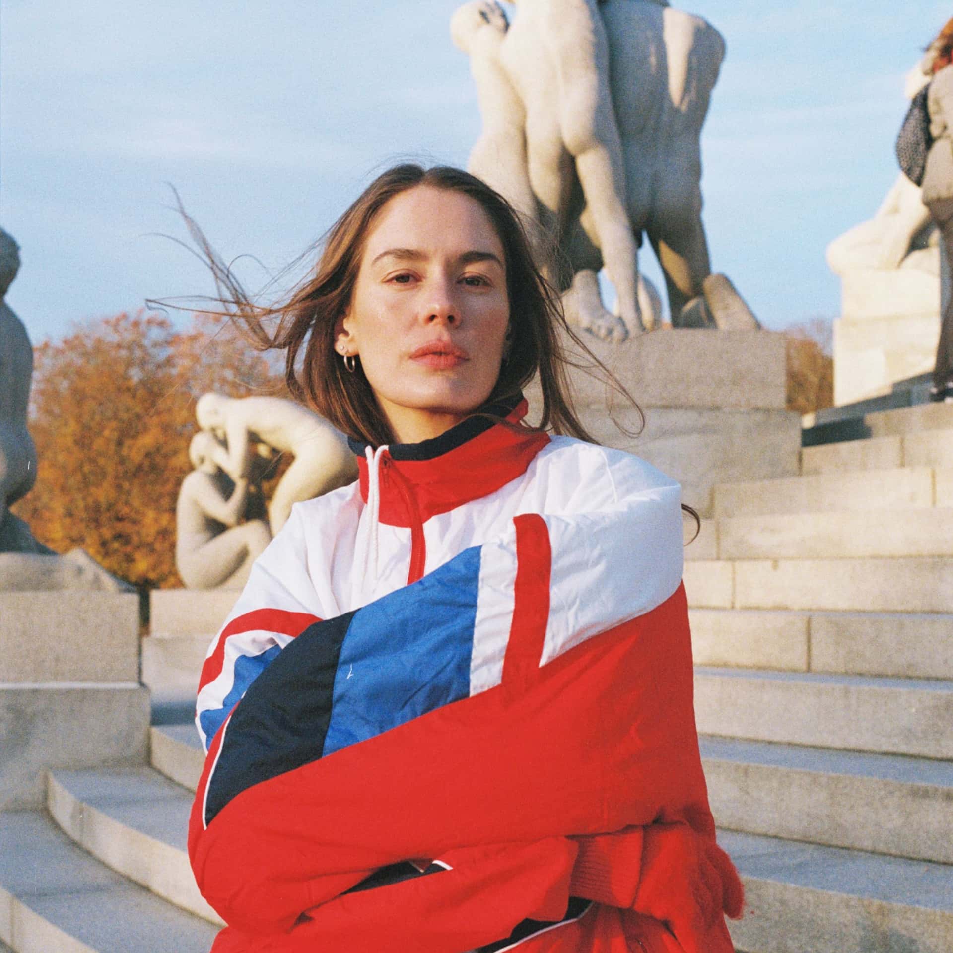 Den norske artisten Anna of The North i Frognerparken