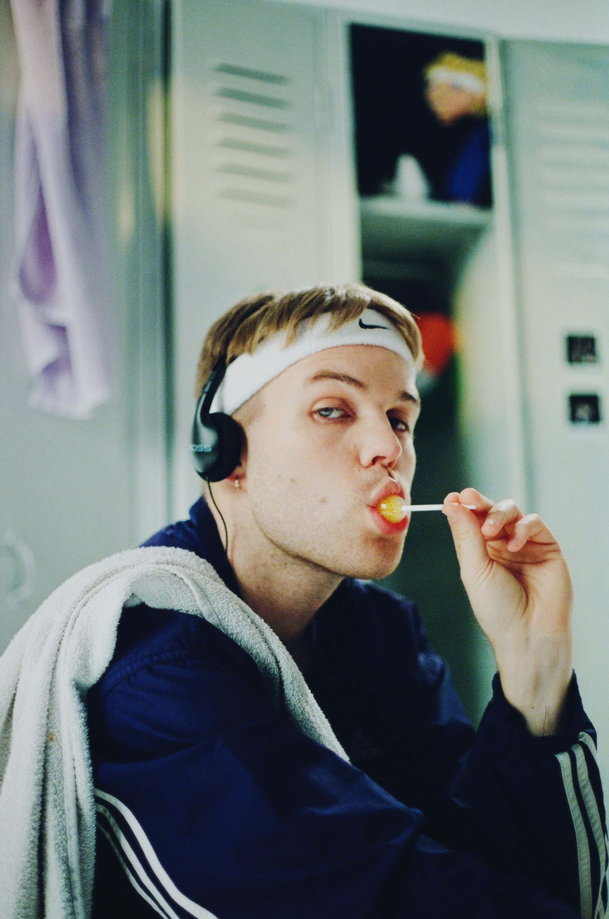 Den norske artisten Ramon sitter i en garderobe