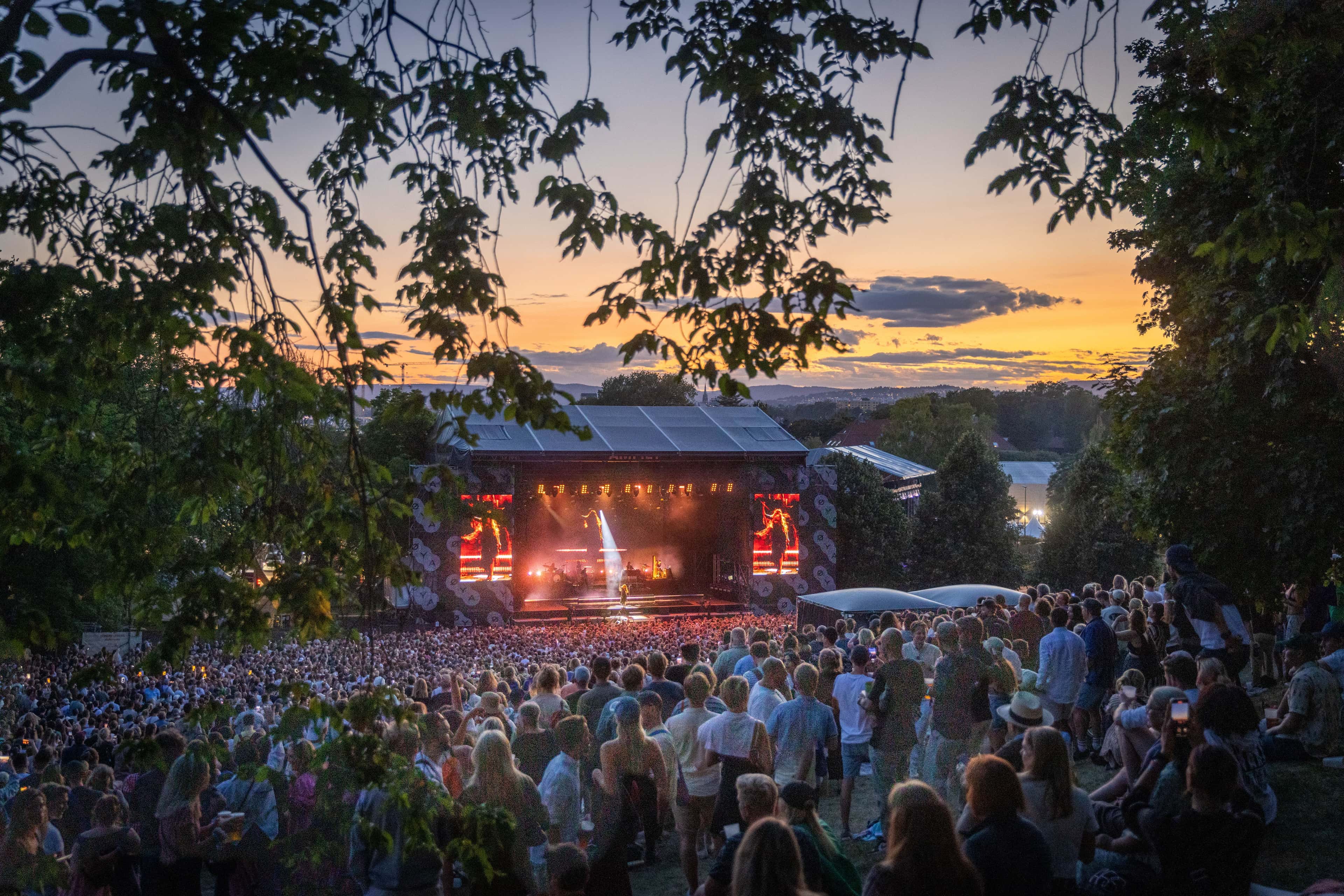 Sola går ned bak Amfiet, Øyas største scene