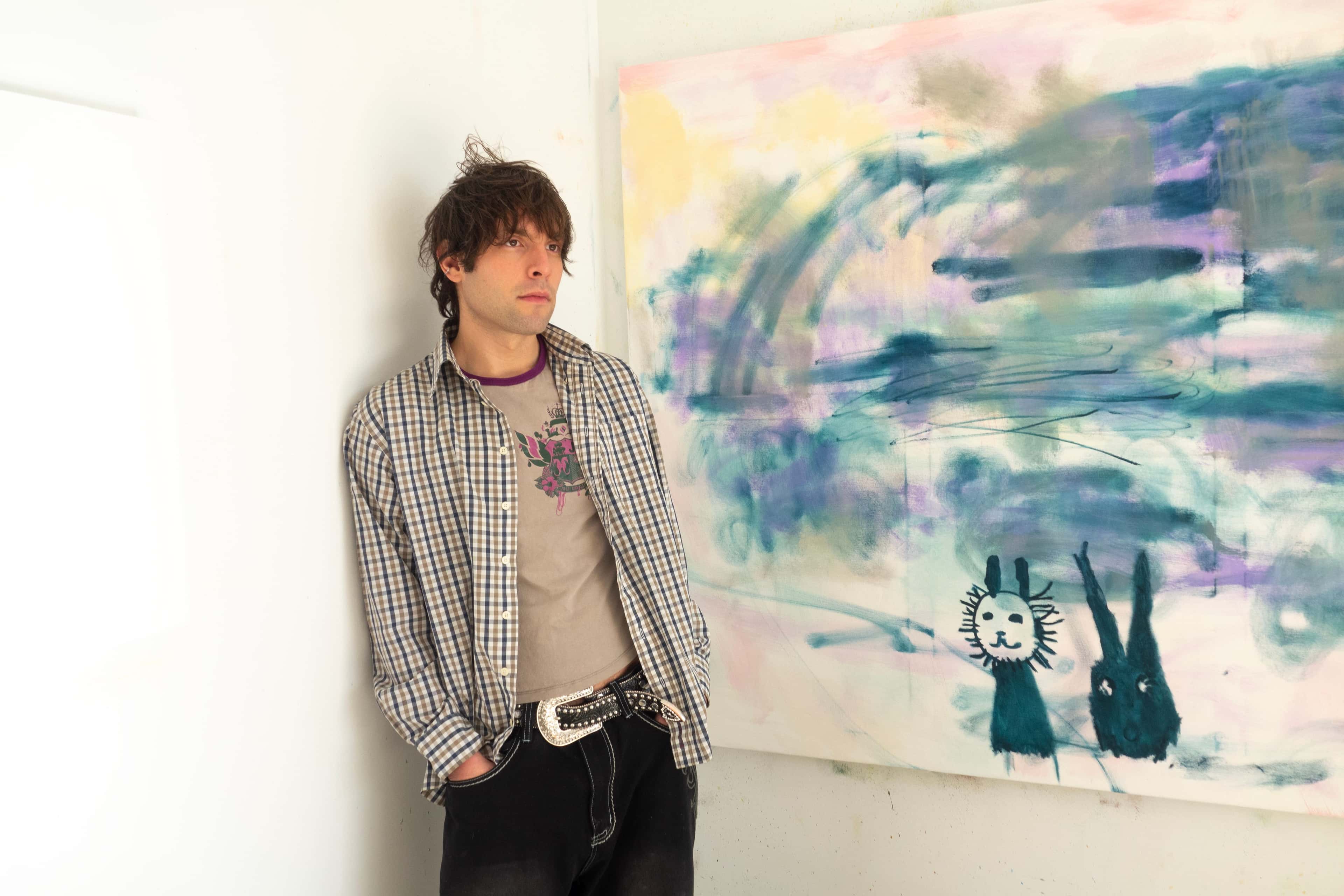 Amerikanske DJ Python ved siden av et maleri