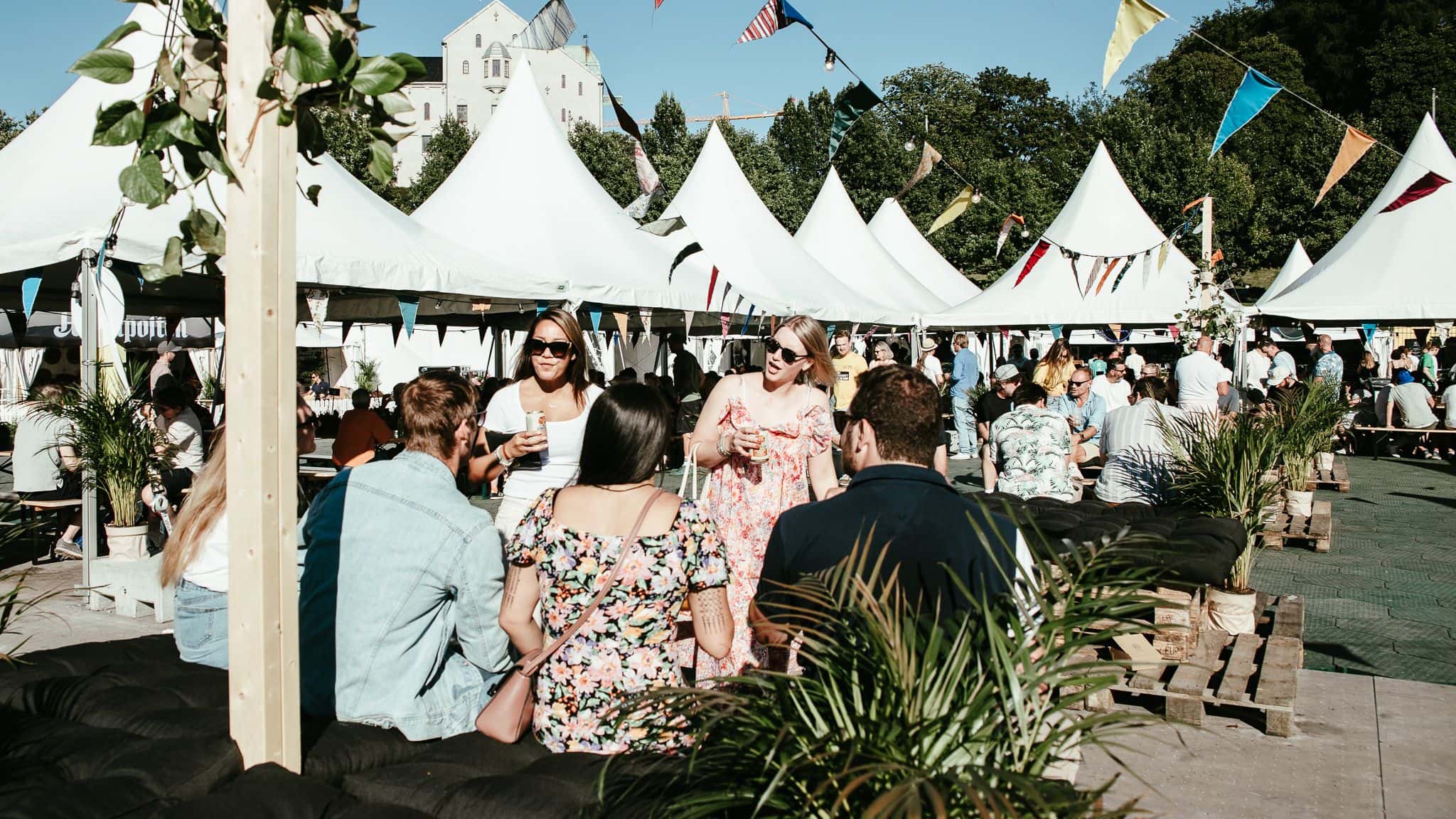 Gjester med Øya Pluss hygger seg i sola