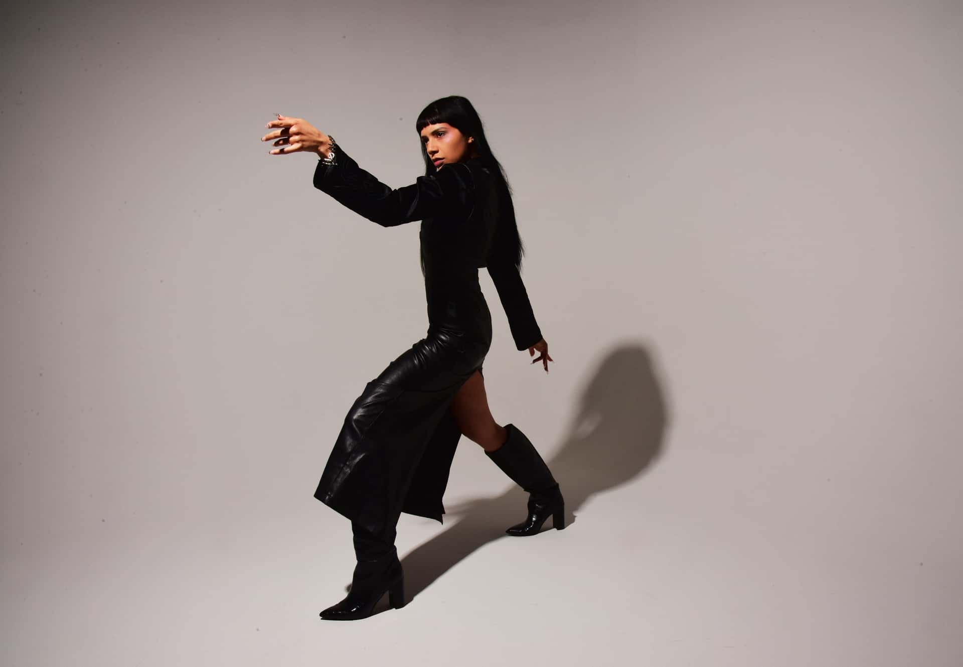 Portrett i helfigur av artisten Angélica Garcia