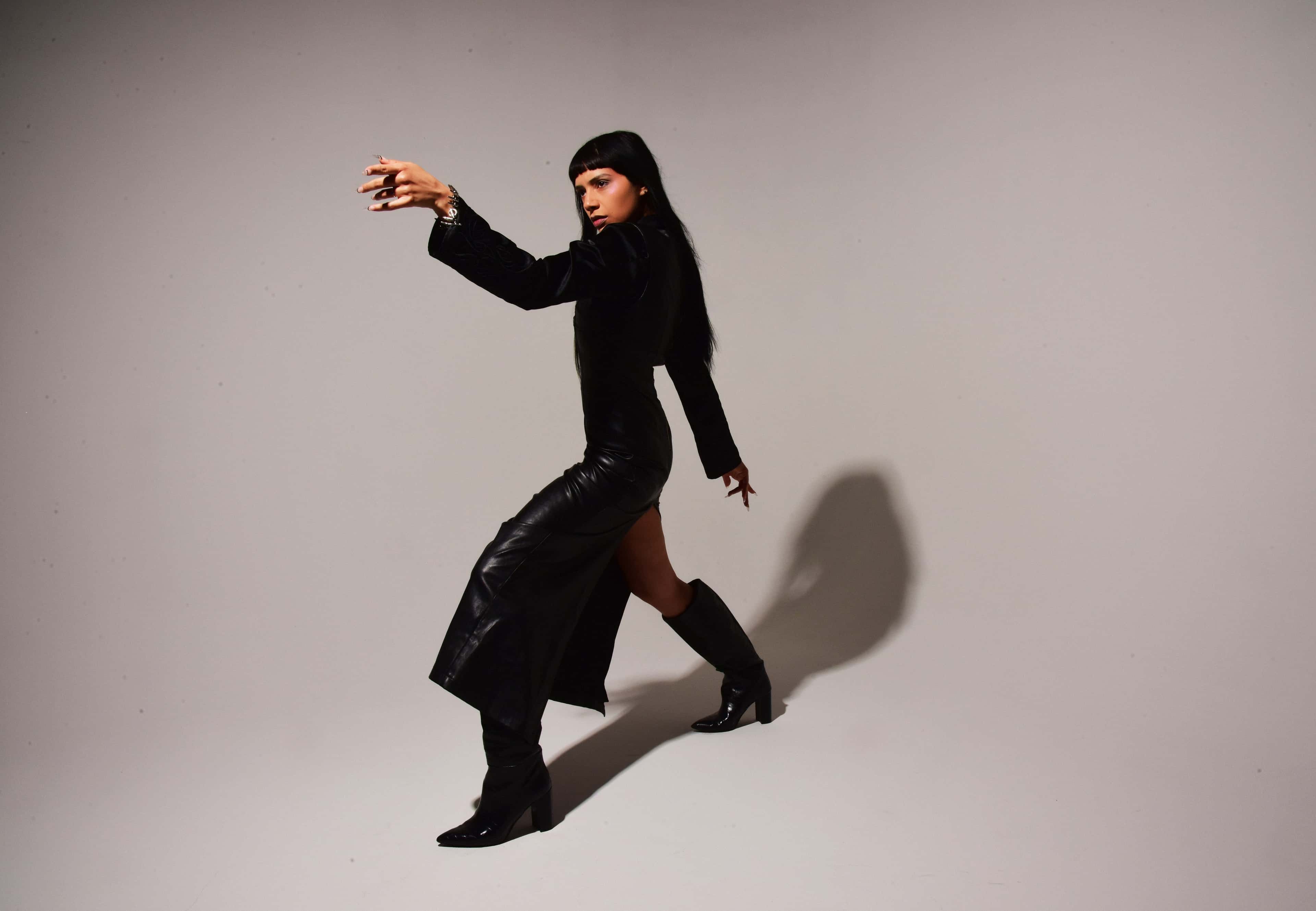 Portrett i helfigur av artisten Angélica Garcia