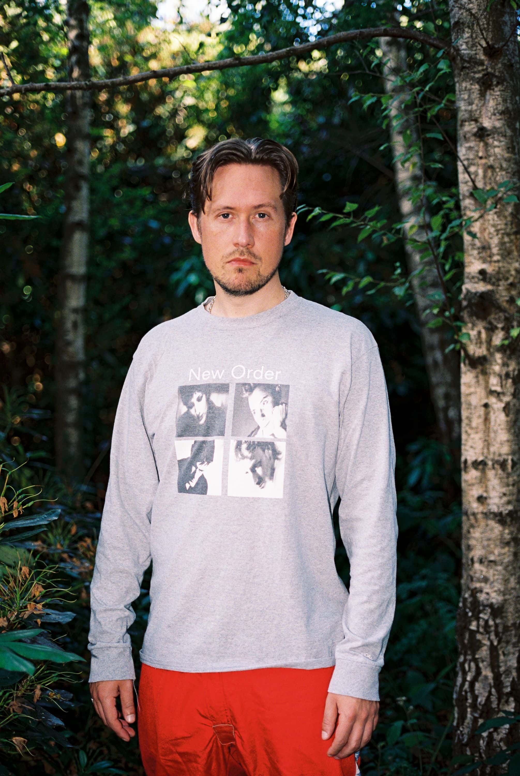 Foto av DJ og produsent Joy Orbison mellom trær