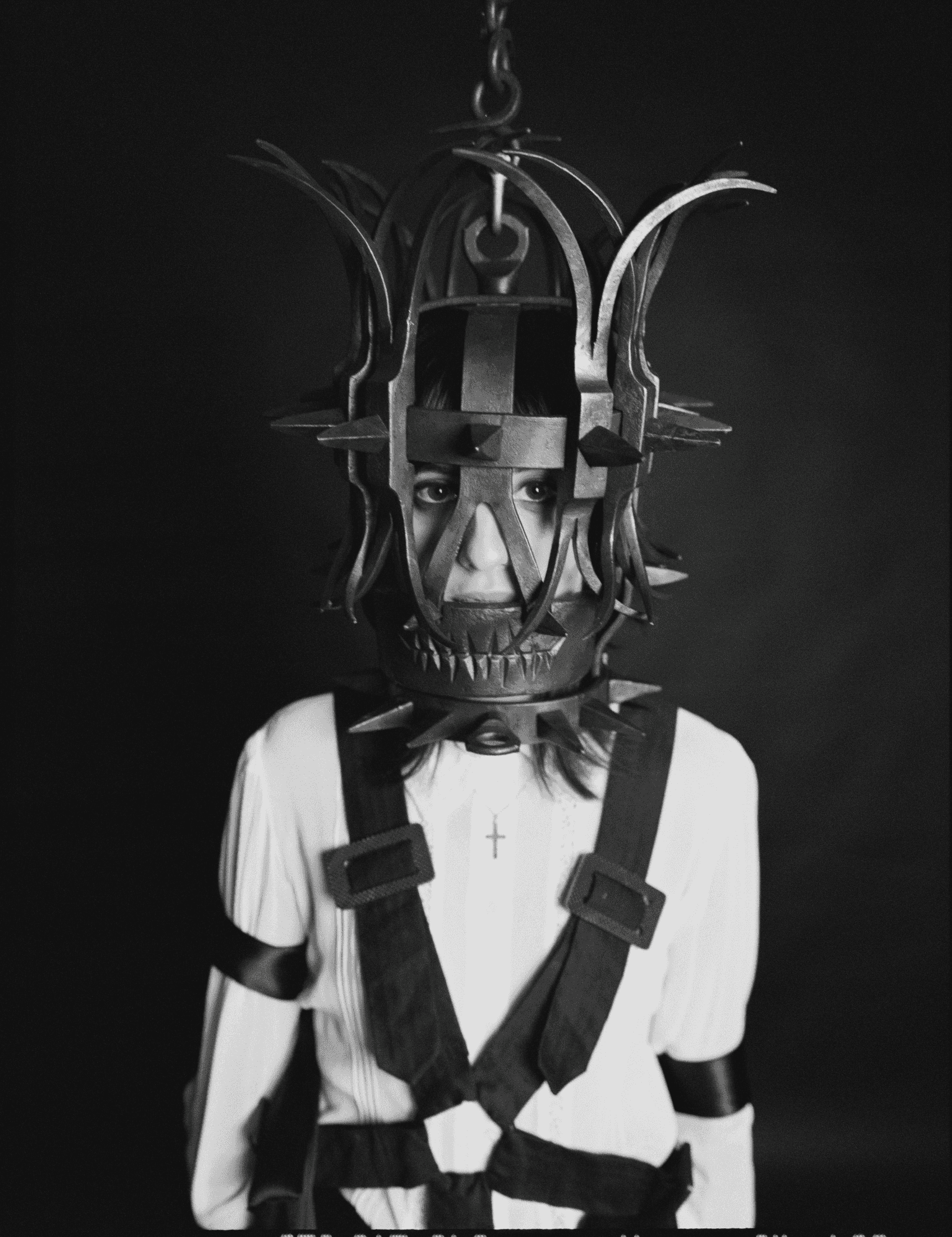 Den britiske artisten Heartworms met metallhjelm