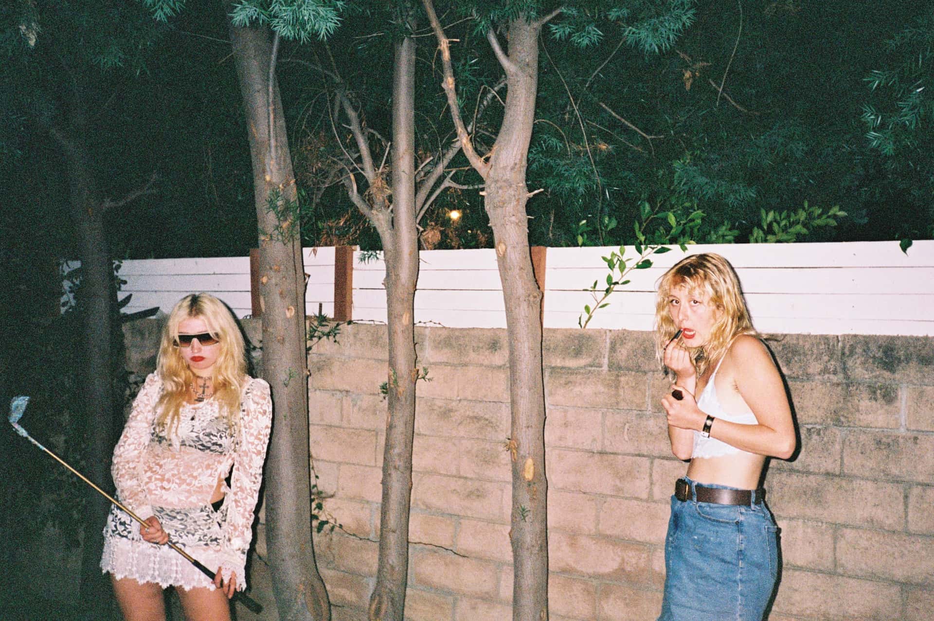 Den engelske duoen Lambrini Girls står i hagen