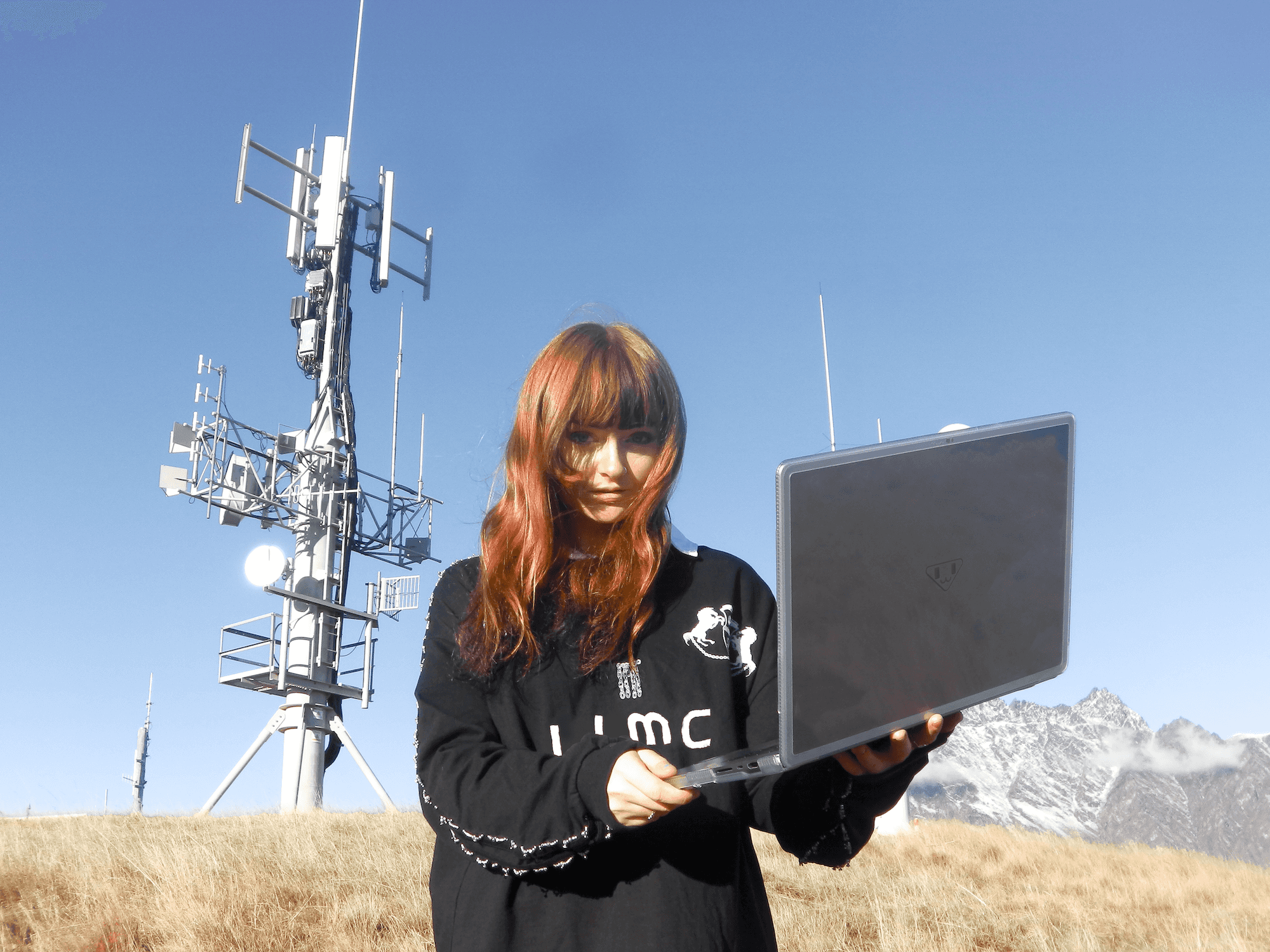 Australske Ninajirachi står i et landskap med store antenner