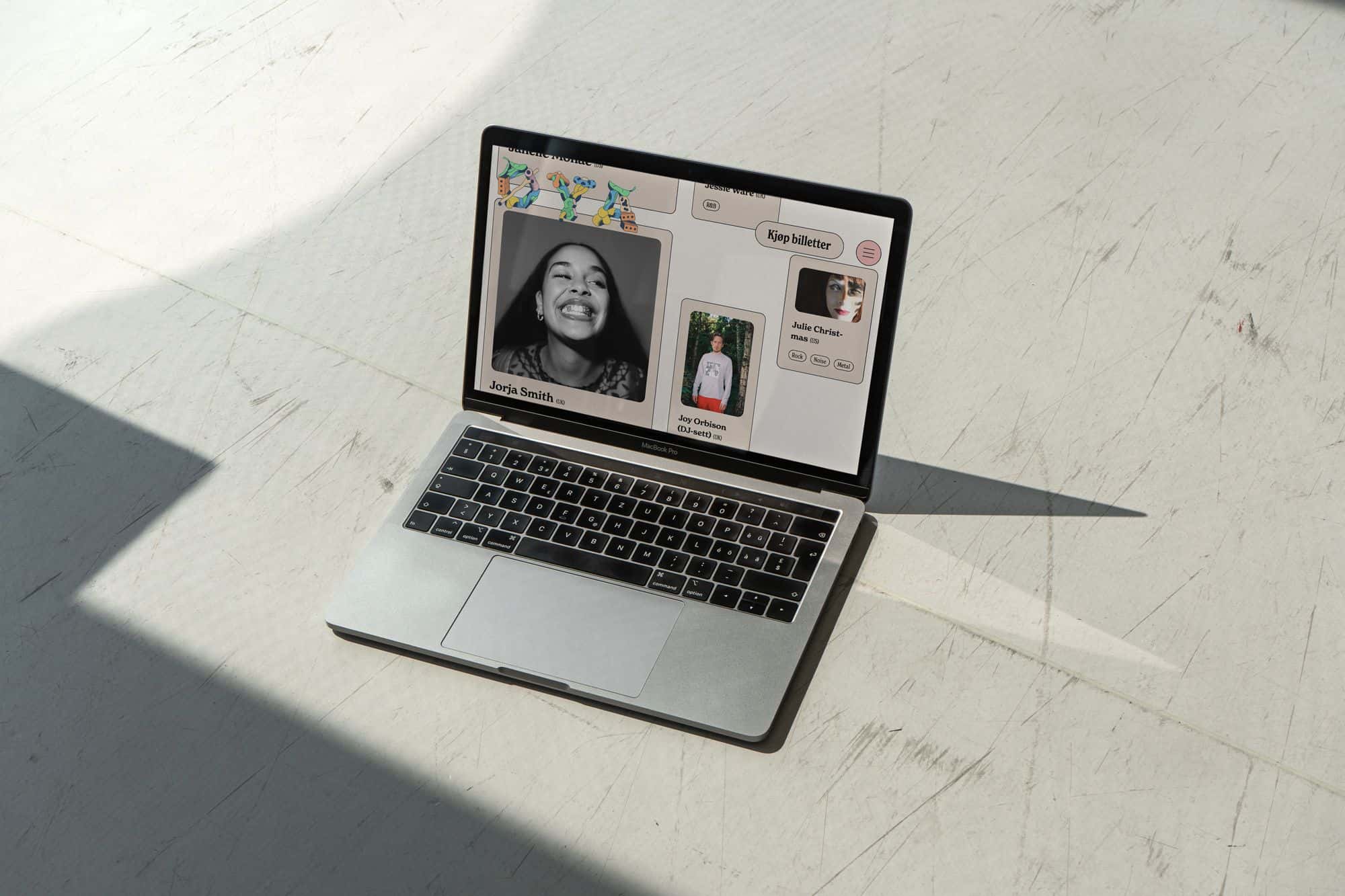 Bilde av laptop som viser Øyafestivalens nye nettsider