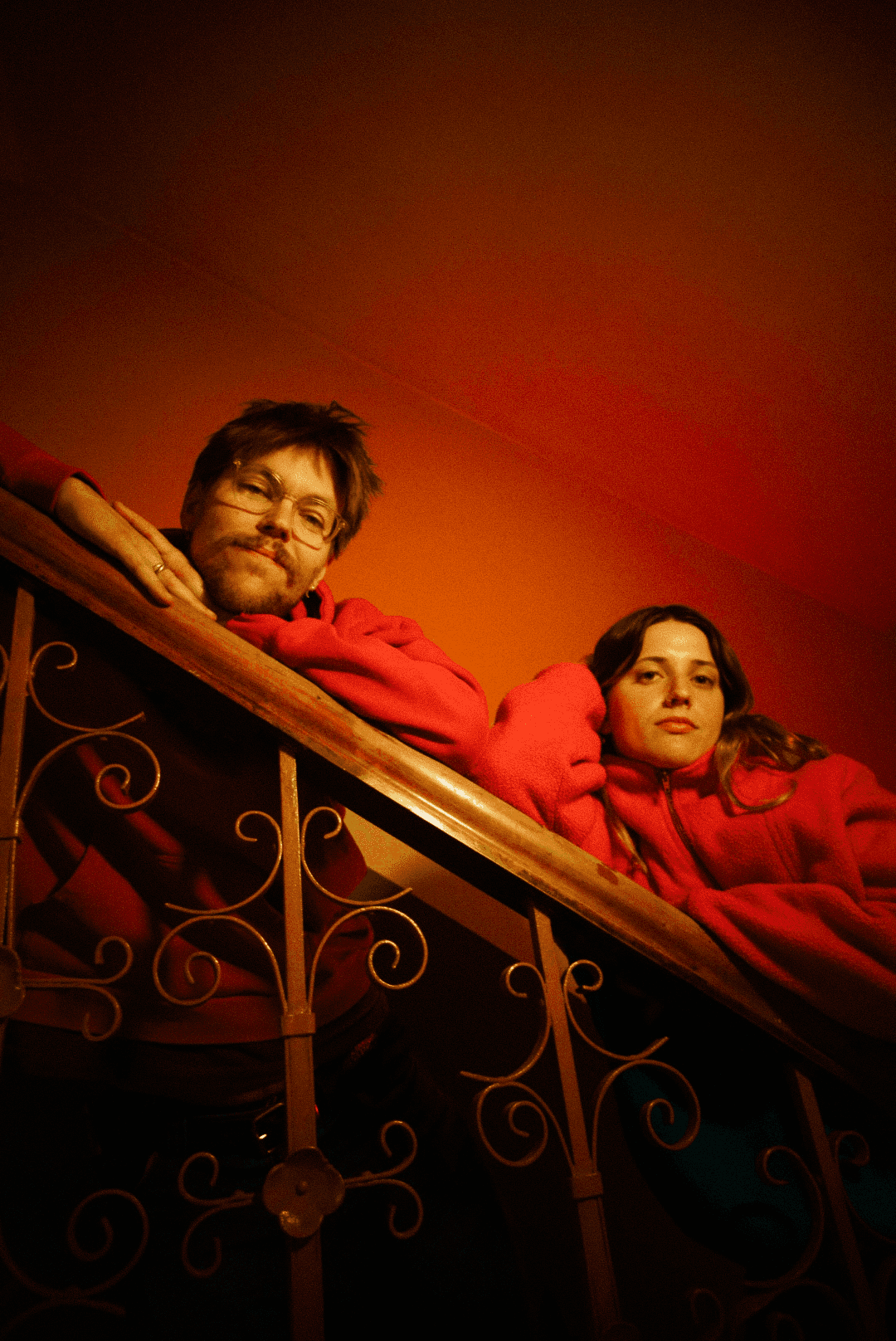 Den norske duoen Bare Folk, i ei trapp